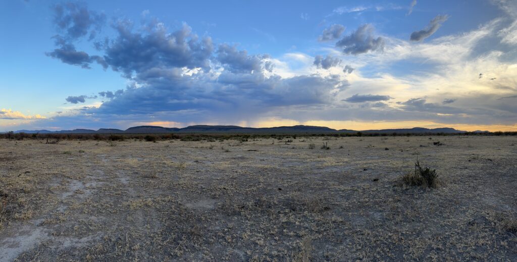Saulėlydis virš safario laukymės Pietų Afrikos nacionaliniame parke.