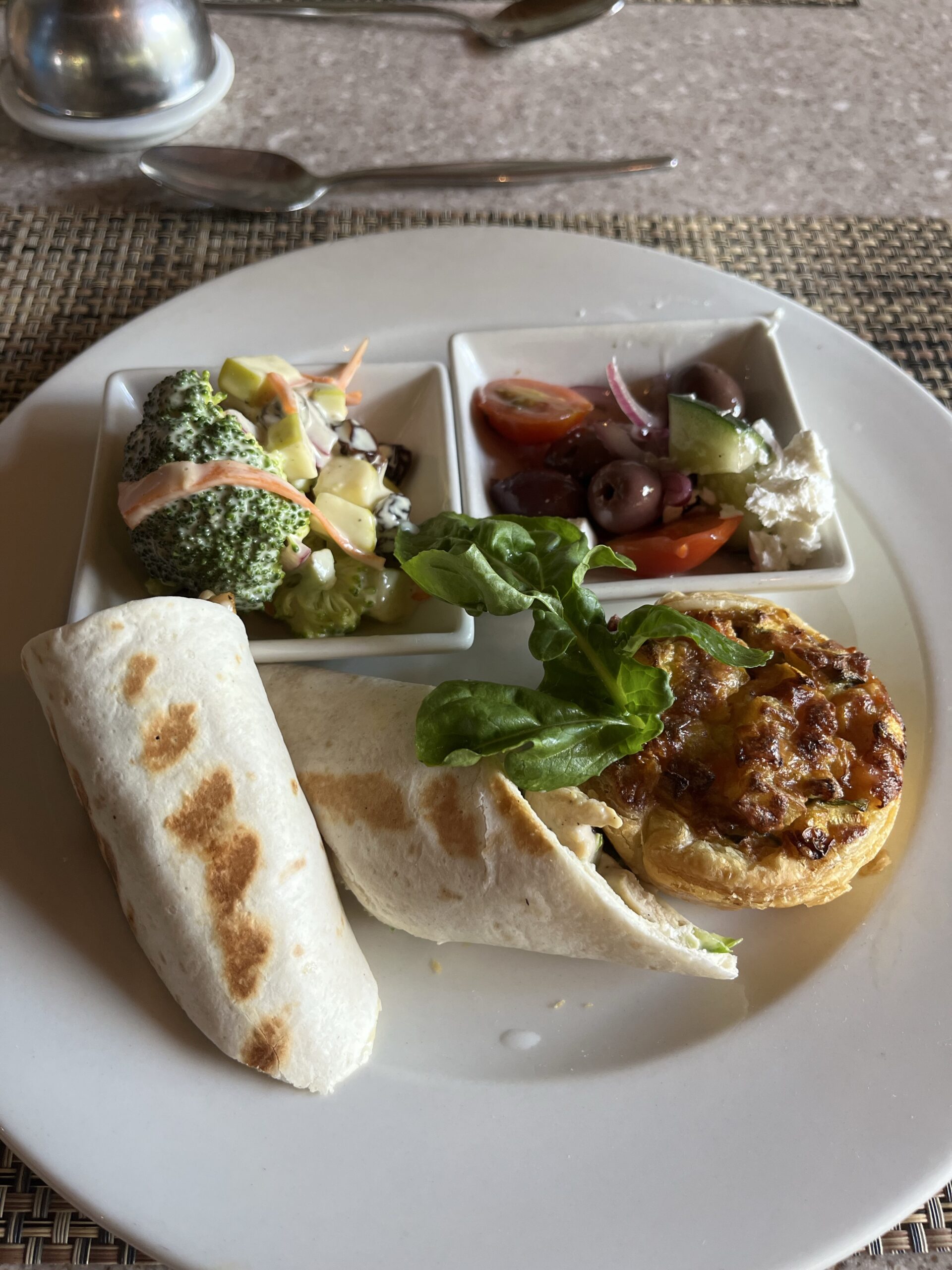 Pietų Afrikos patiekalas patiekiamas prabangiame safari namelio restorane.