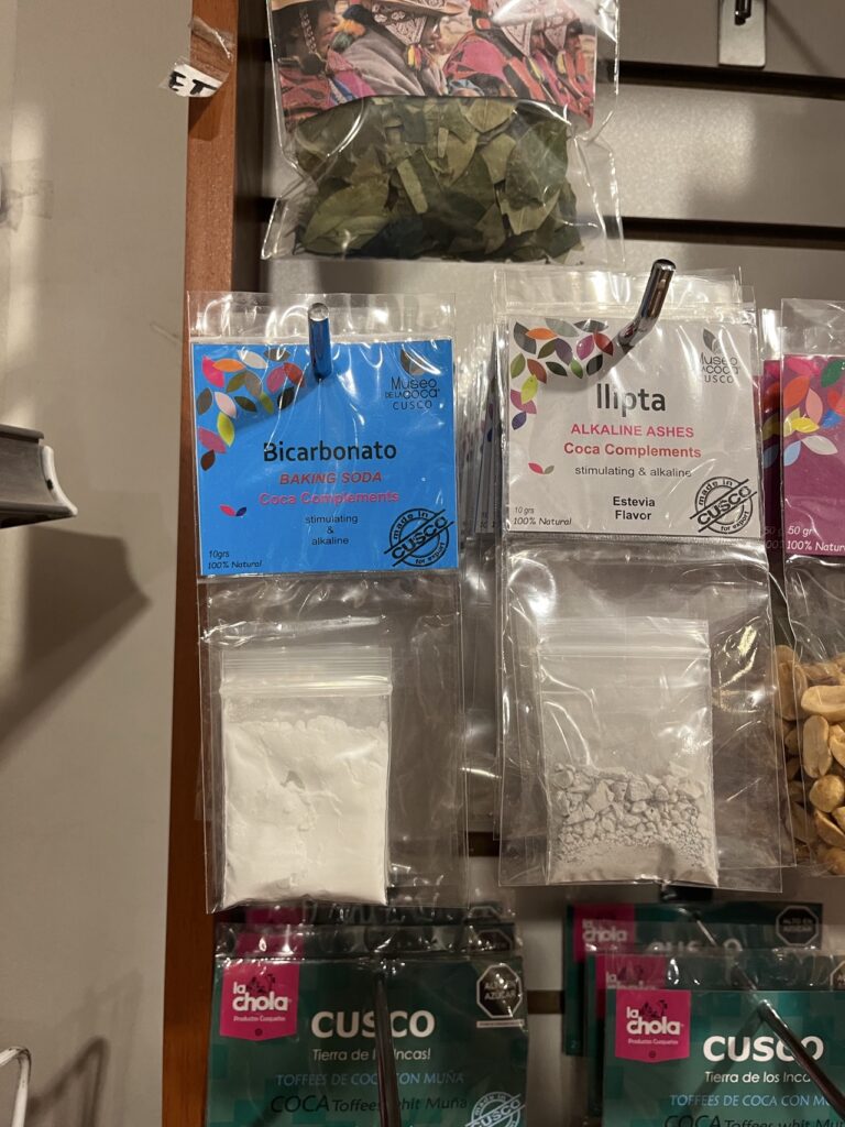Coca lapeliai ir saldainiai Peru turguje – vietinis vaistas nuo soroche
