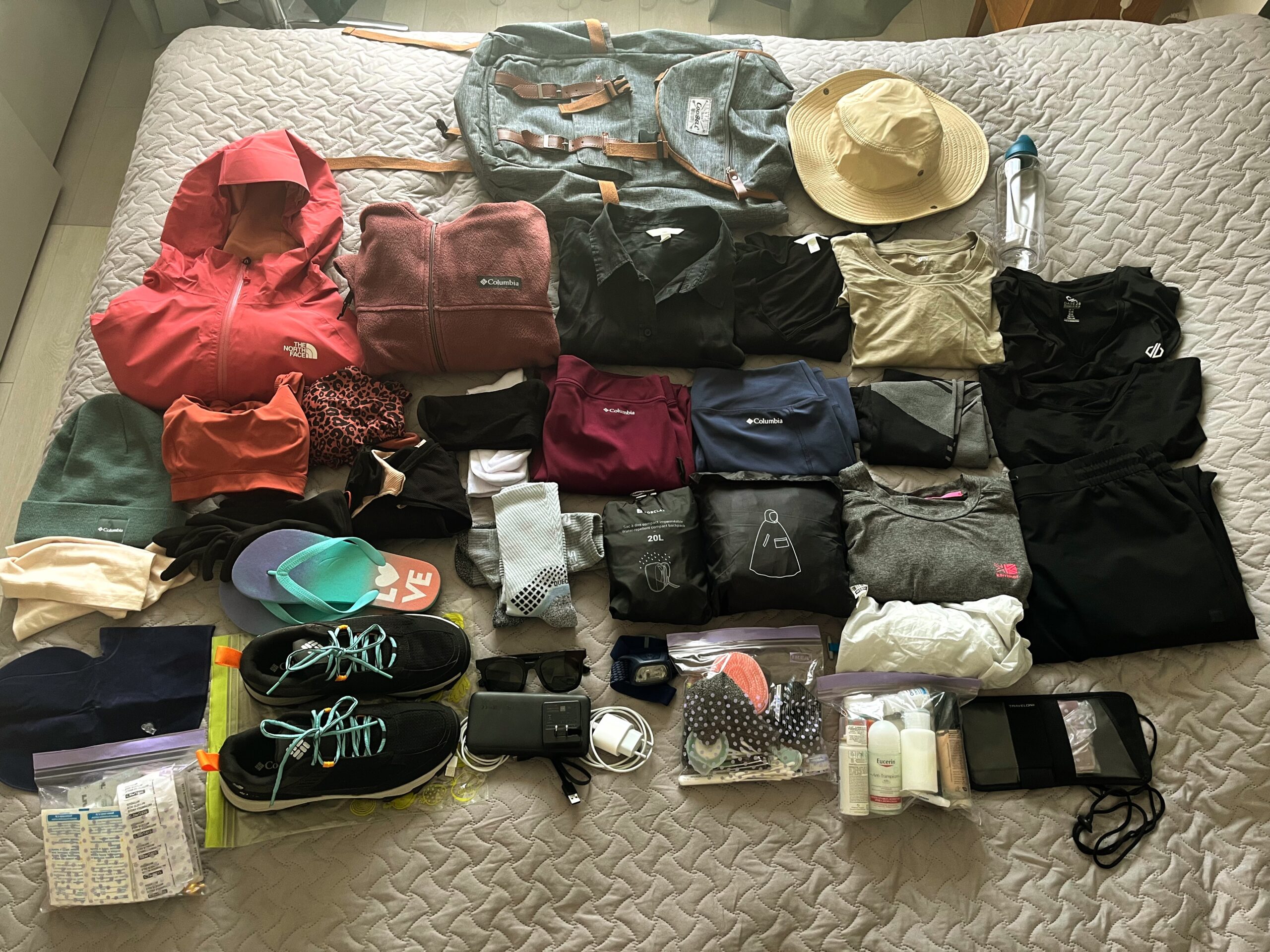 Kelionė į Peru: Maču Pikču, Amazonė ir praktiniai patarimai Kelionės į Peru daiktų sąrašas: ant lovos išdėlioti rūbai, žygio batai, kuprinė ir kita...