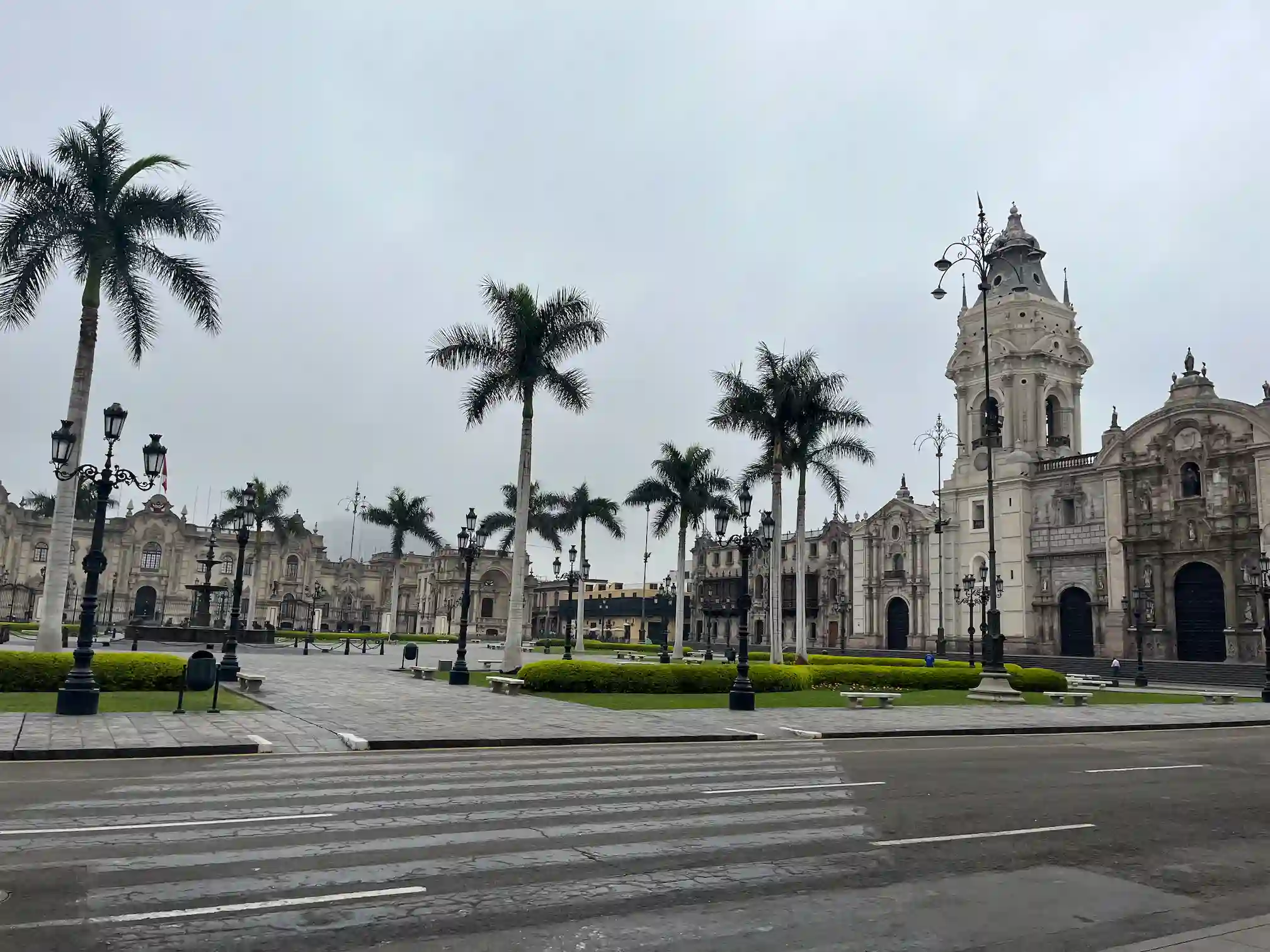 Lima Plaza Mayor Centro Histórico rajone: Vyriausybės rūmai, katedra ir kolonijiniai geltoni pastatai