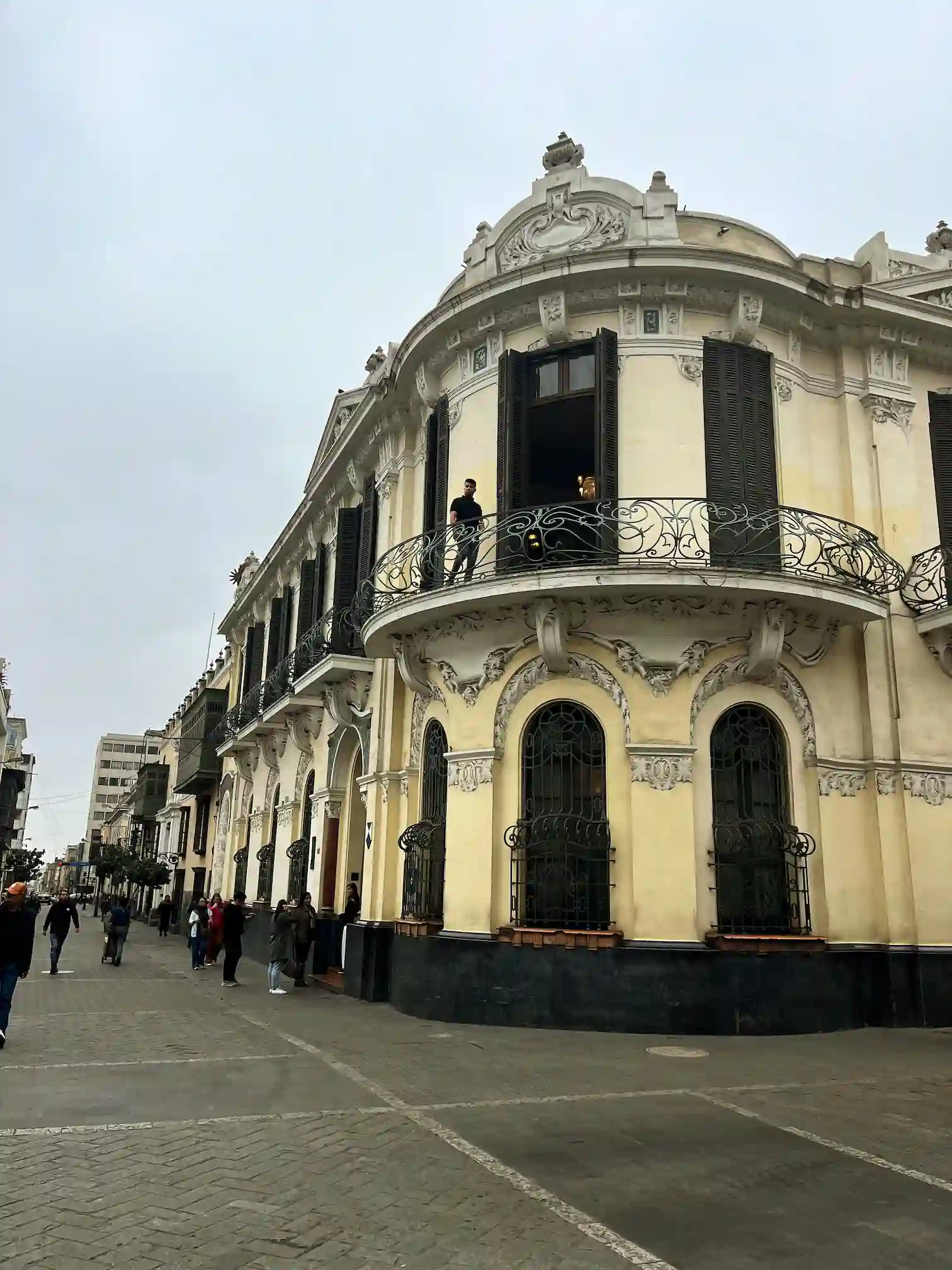 Kolonijinio stiliaus pastatas su kalto geležies balkonais Limos istoriniame centre, Peru