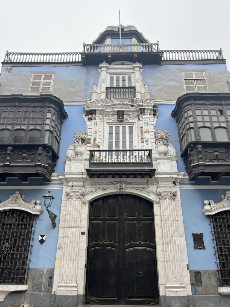 Kelionė į Peru: Maču Pikču, Amazonė ir praktiniai patarimai Istorinis pastatas Limos senamiestyje.