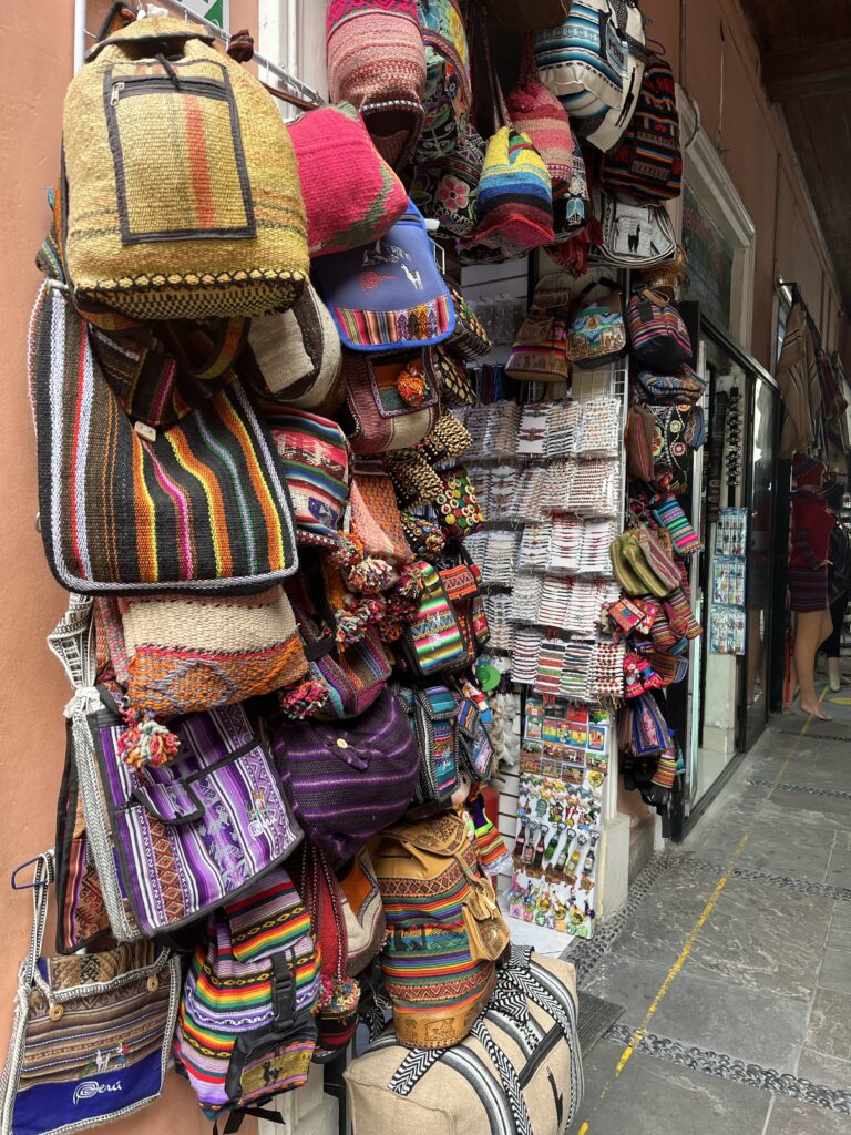 Kelionė į Peru: Maču Pikču, Amazonė ir praktiniai patarimai Limos turgaus vaizdas Peru sostinėje.