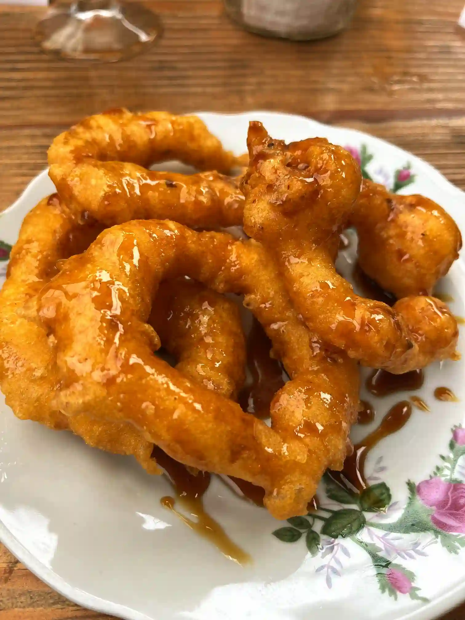 Tradiciniai Peru picarones su karamelės sirupe