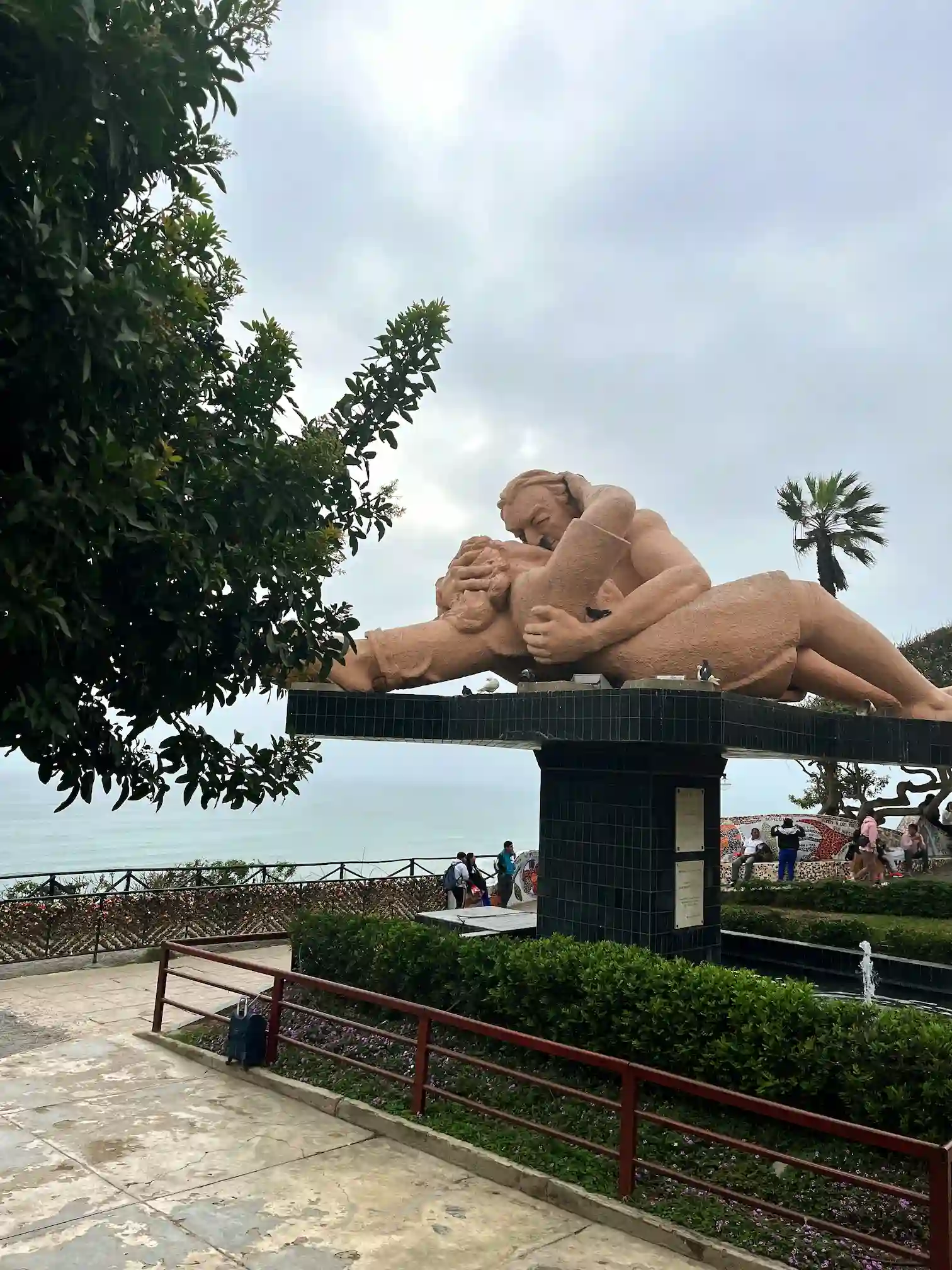 Parque del Amor Lima: skulptūra El Beso ir spalvingos mozaikinės sienelės Miraflores pakrantėje