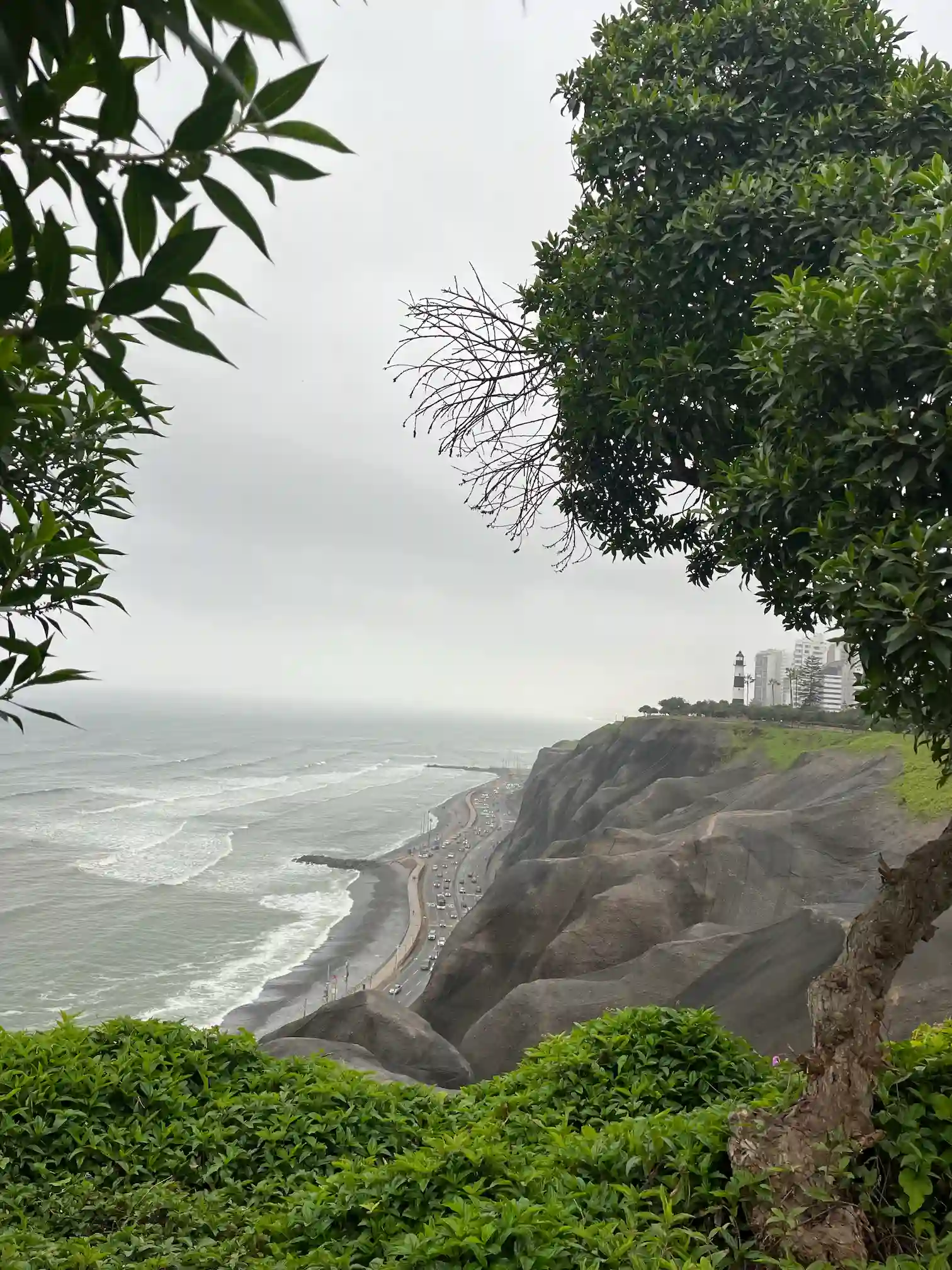 Lima miesto panorama nuo Miraflores pakrantės uolų: vandenynas, banglenčiaų ir dangoraižiai fone