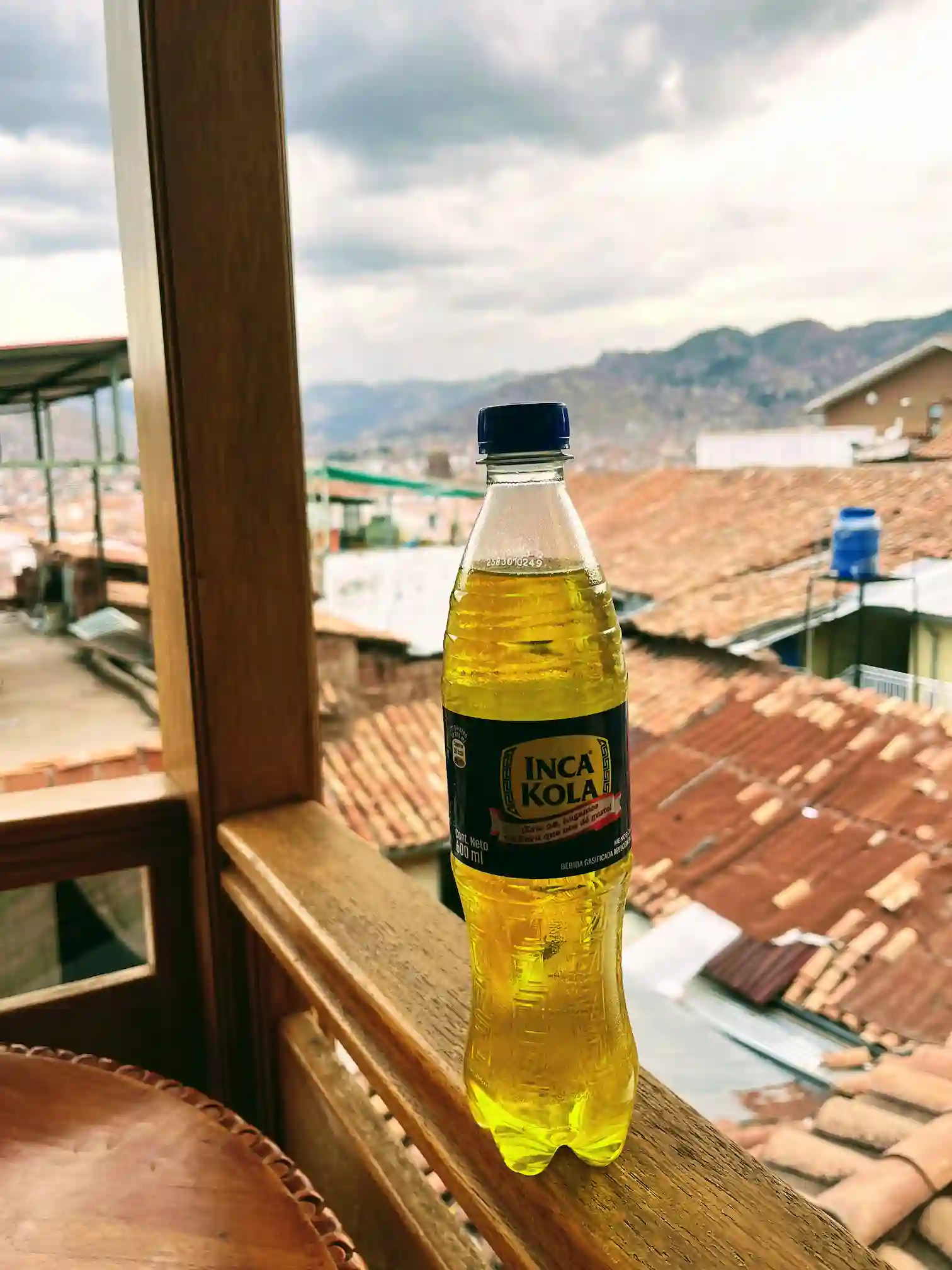 Inca Kola butelis su Kusko panorama fone, Peru