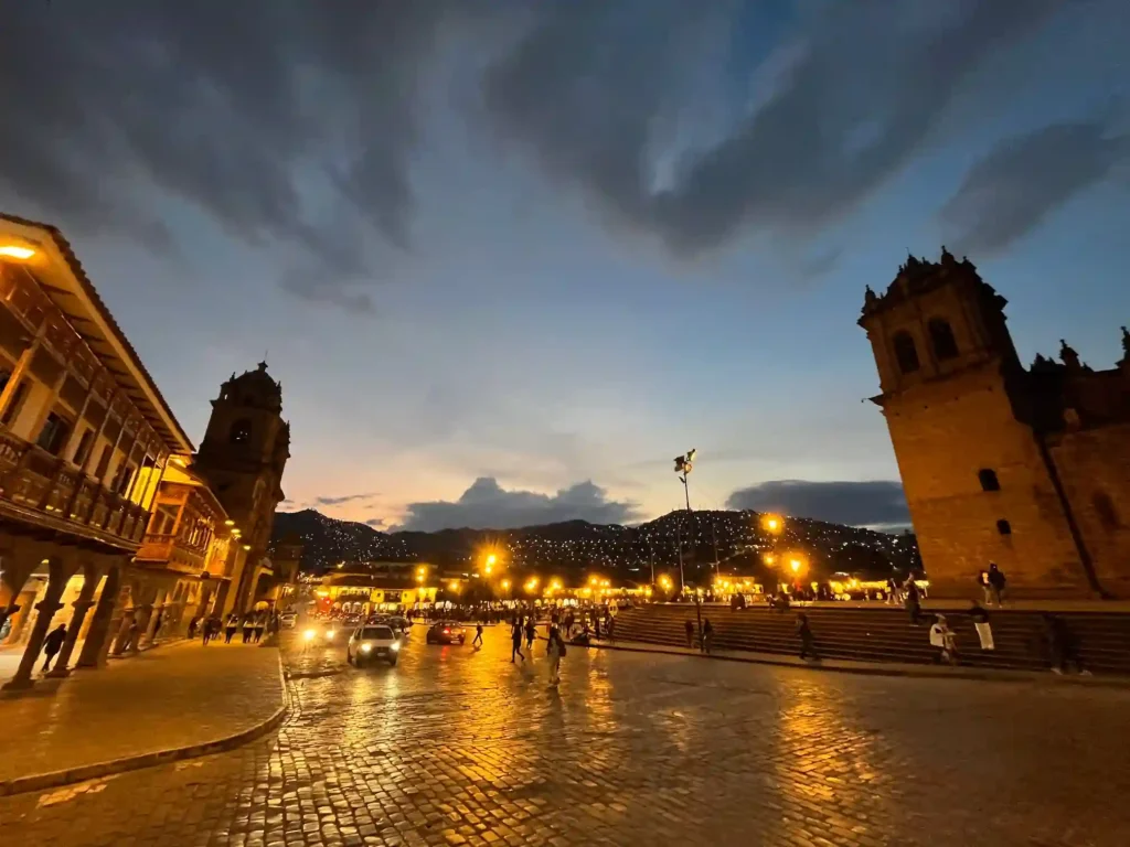 Kusko Plaza de Armas aikštė vakare, Peru