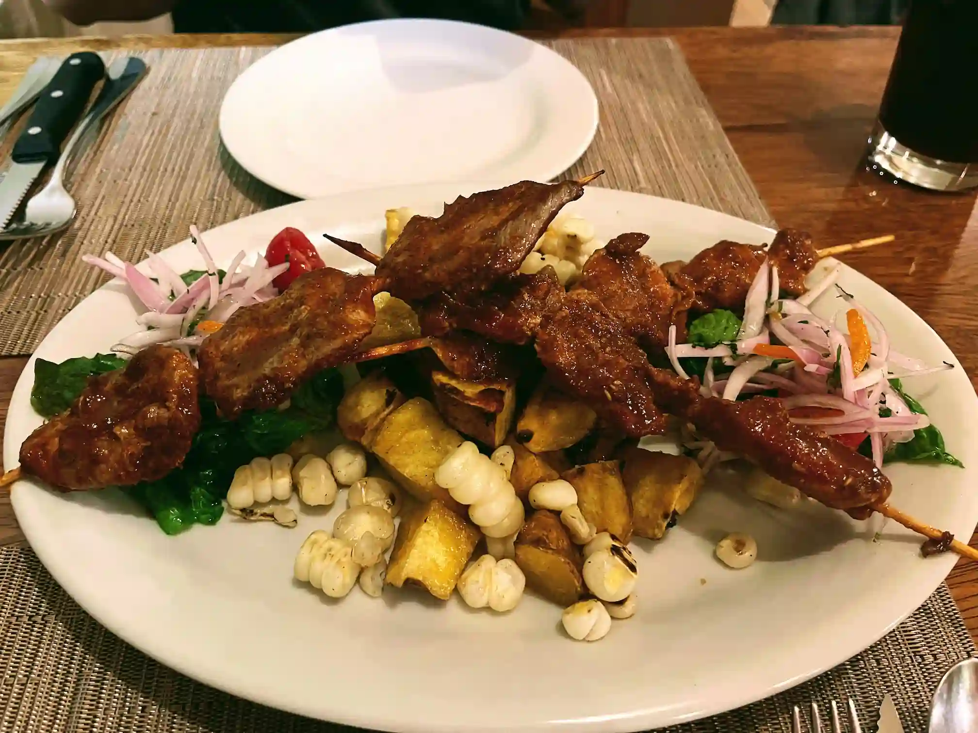 Peruviniai anticuchos – mėsos iešmeliai su bulvėmis ir kukurūzais