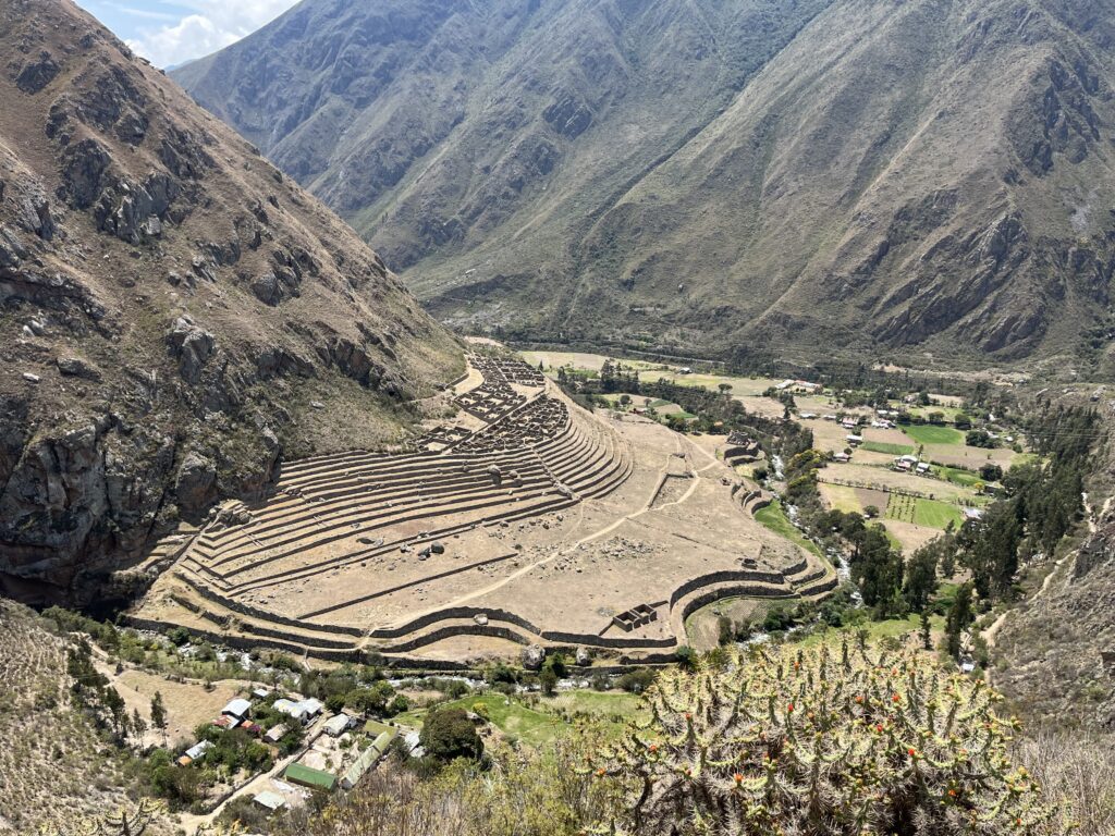 Kelionė į Peru: Maču Pikču, Amazonė ir praktiniai patarimai Panoraminis vaizdas nuo kalno į senovinius inkų griuvėsius žygiuojant Inkų taku Peru.