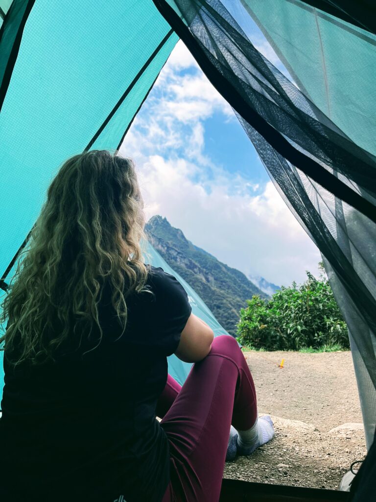 Kelionė į Peru: Maču Pikču, Amazonė ir praktiniai patarimai Vaizdas į Andų kalnus iš atidarytos palapinės ryte, keliaujant Inkų taku.