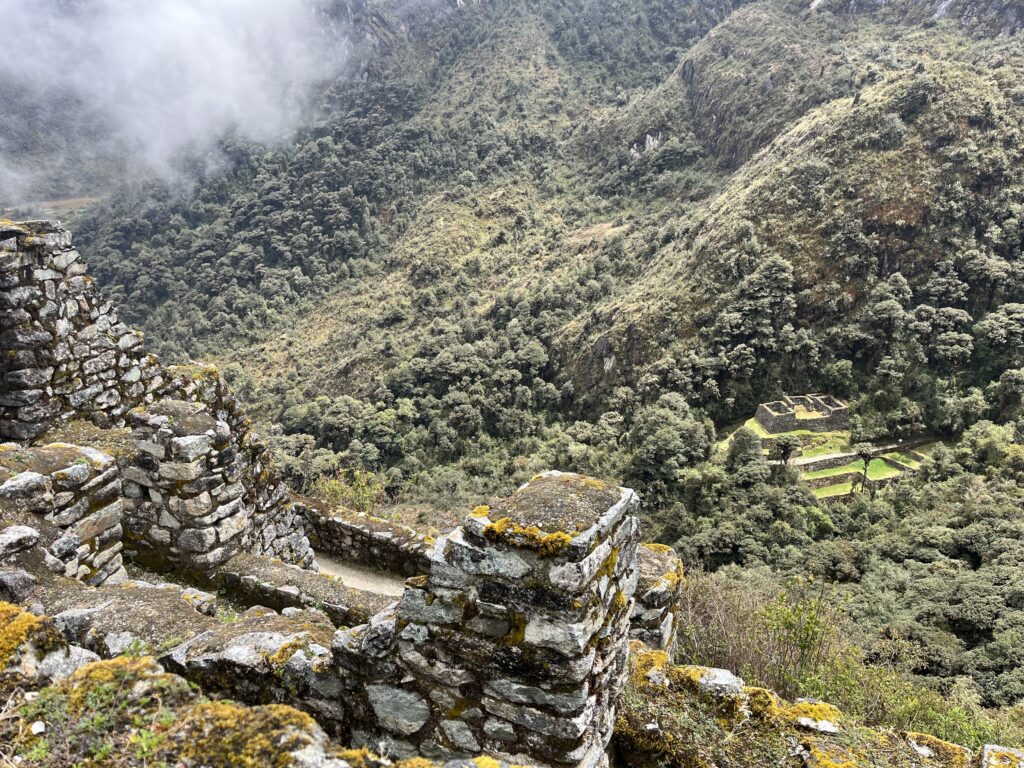 Kelionė į Peru: Maču Pikču, Amazonė ir praktiniai patarimai Didingi Andų kalnai ir žaliuojantys slėniai, matomi keliaujant Inkų taku Peru.