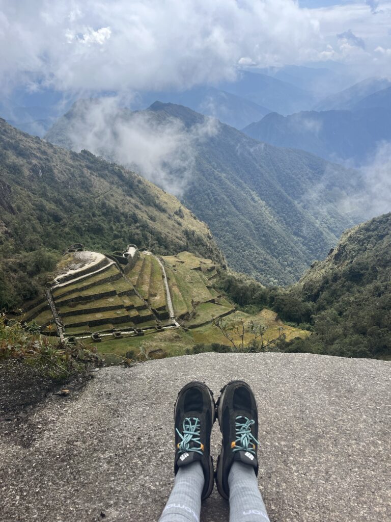 Kelionė į Peru: Maču Pikču, Amazonė ir praktiniai patarimai Panoraminis vaizdas nuo kalno į senovinius inkų griuvėsius žygiuojant Inkų taku Peru.