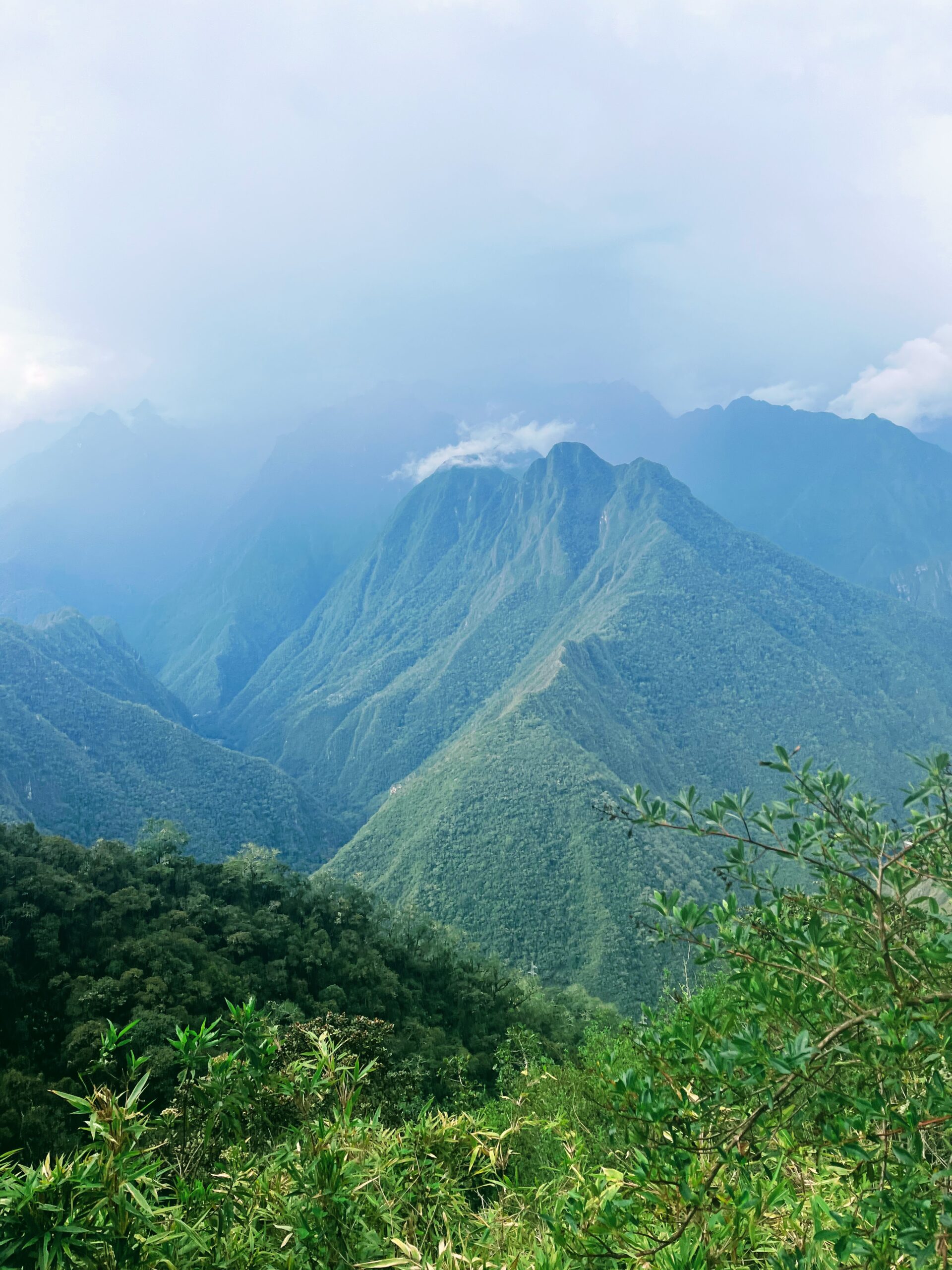 Kelionė į Peru: Maču Pikču, Amazonė ir praktiniai patarimai Didingi Andų kalnai ir žaliuojantys slėniai, matomi keliaujant Inkų taku Peru.