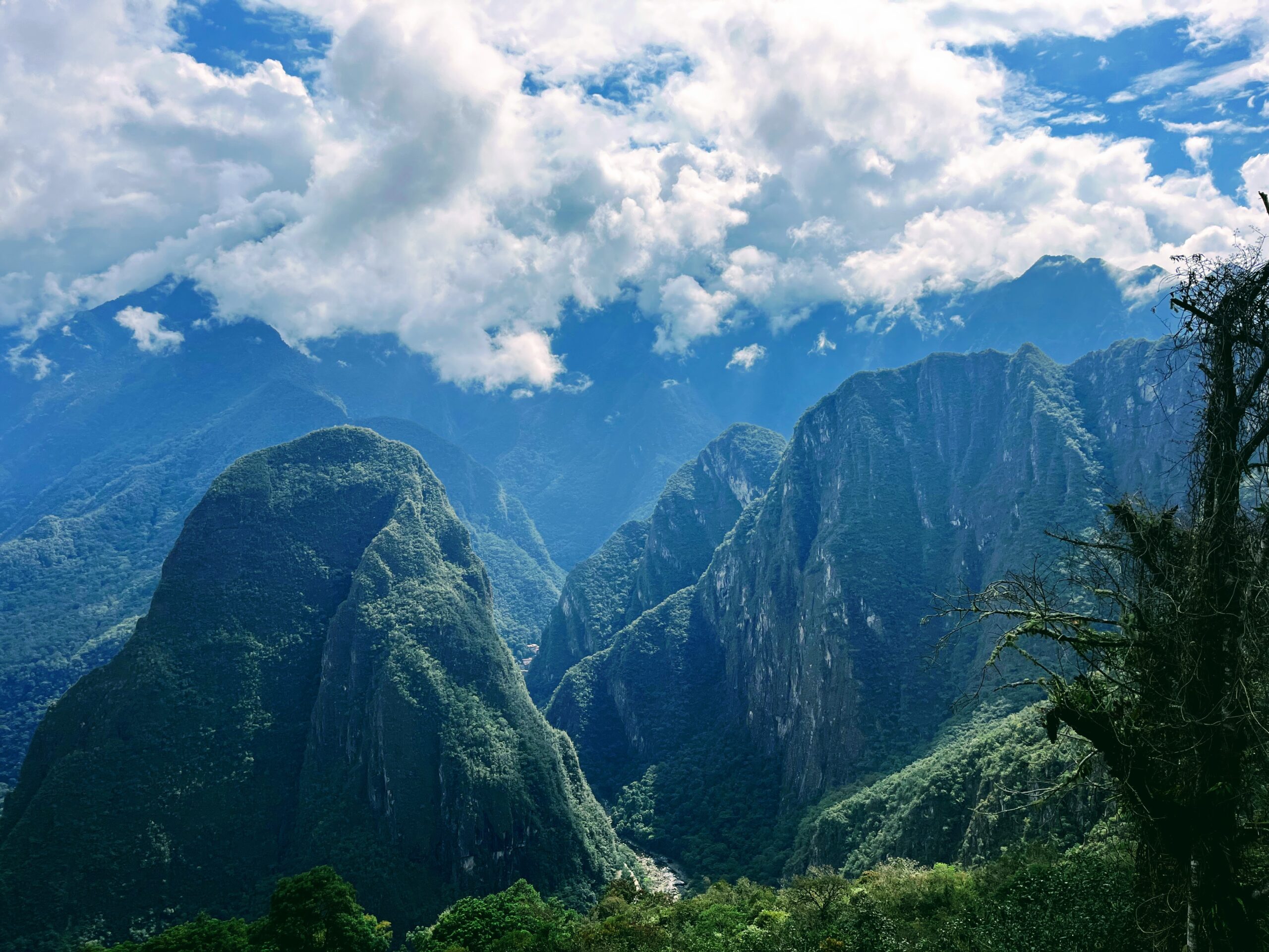 Kelionė į Peru: Maču Pikču, Amazonė ir praktiniai patarimai Didingi Andų kalnai ir žaliuojantys slėniai, matomi keliaujant Inkų taku Peru.