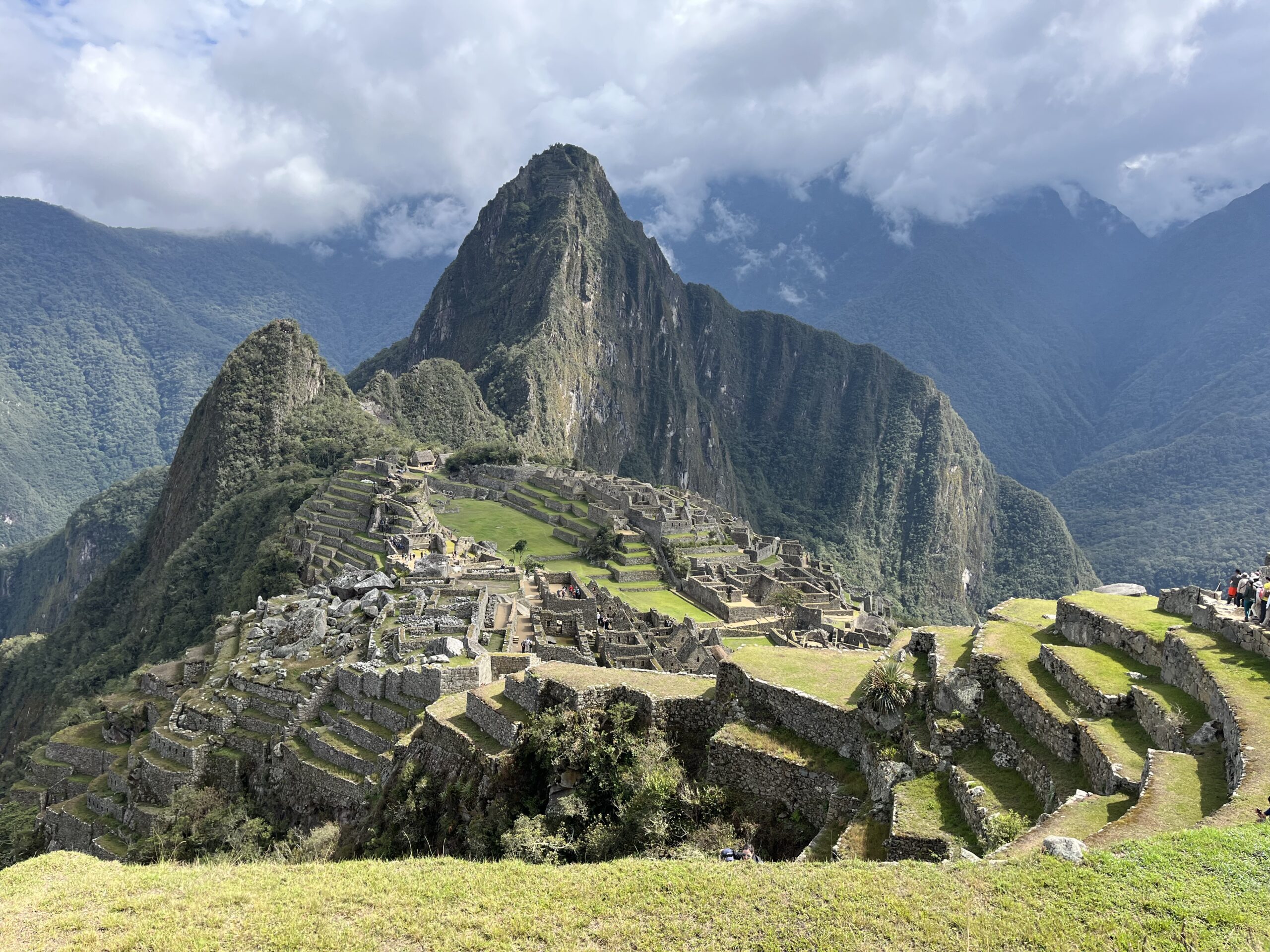 Panoraminis Maču Pikču griuvėsių vaizdas kalnuose
