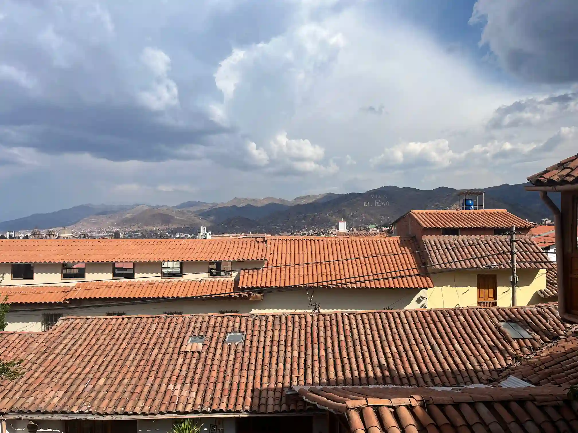 Kusko stogų panorama su Andų kalnais tolumoje, Peru