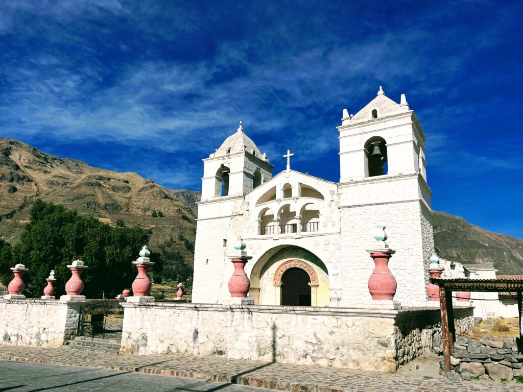 Kelionė į Peru: Maču Pikču, Amazonė ir praktiniai patarimai Istorinė, tradicinės architektūros bažnyčia su senoviniais papuošimais Peru mieste.