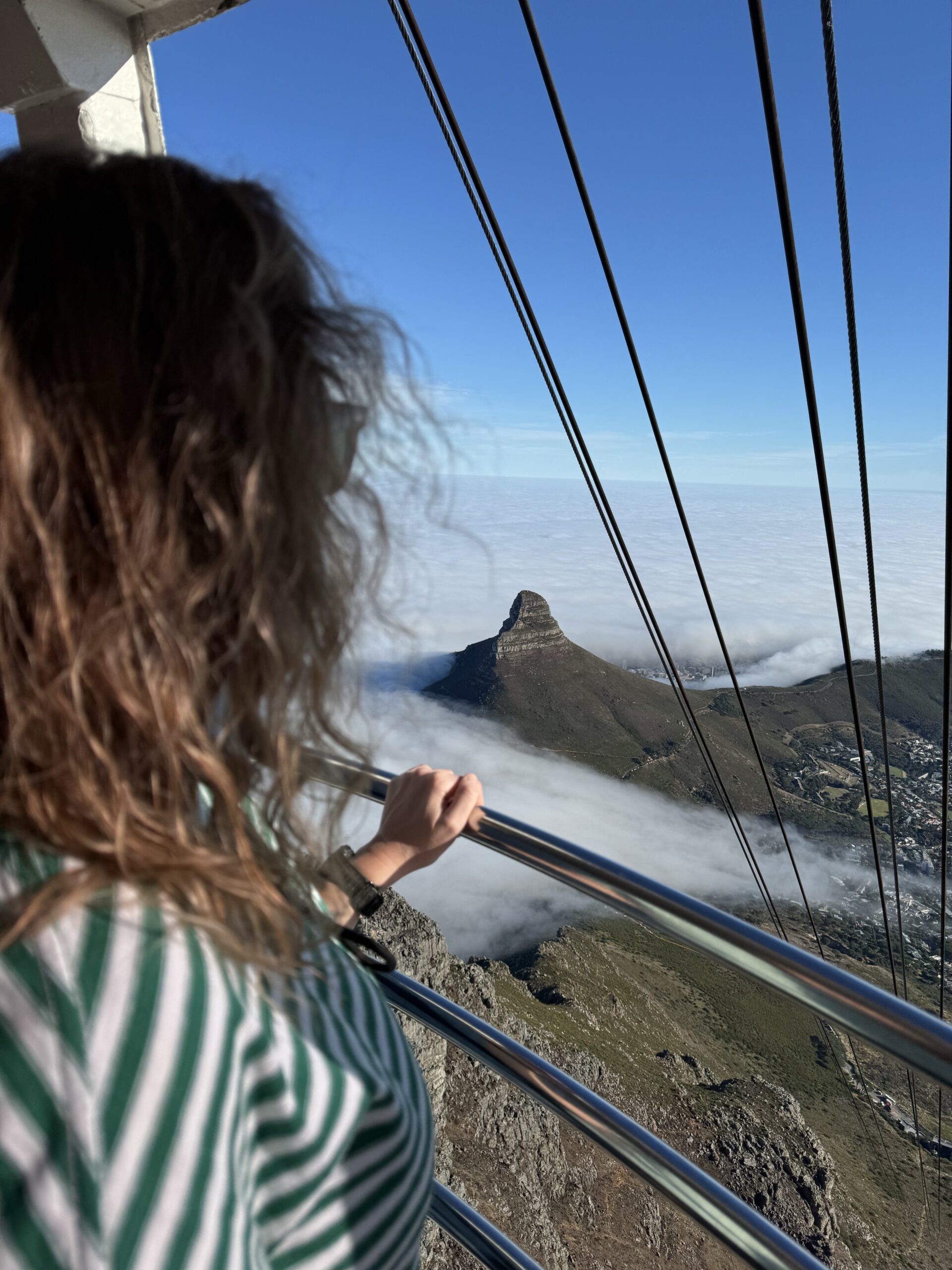 Keliautojų vaizdas į uolas kylant besisukančiu Stalo kalno keltuvu Pietų Afrikoje