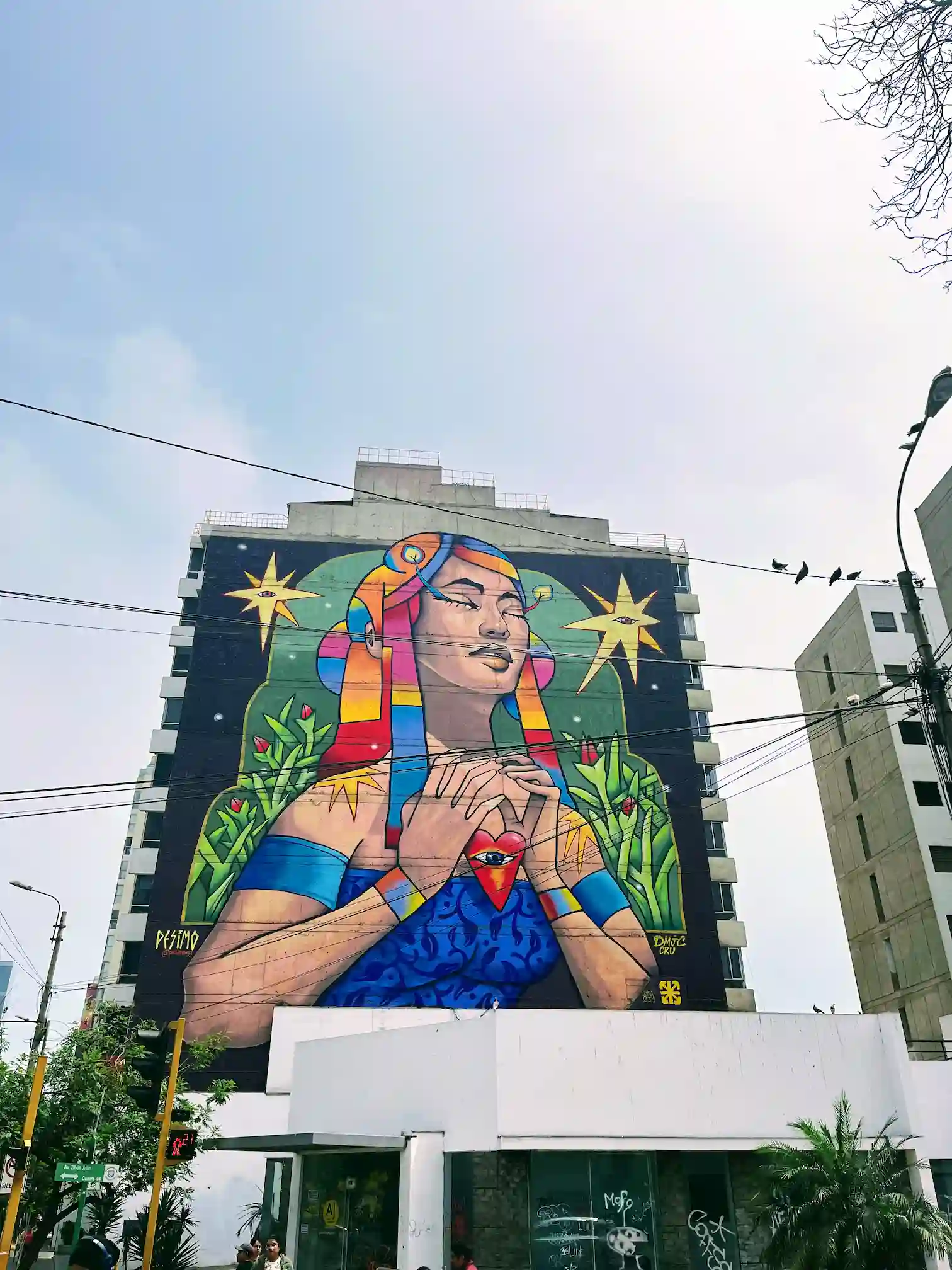 Gatvės meno muralis su moters portretu ant daugiabučio sienos, Miraflores, Lima