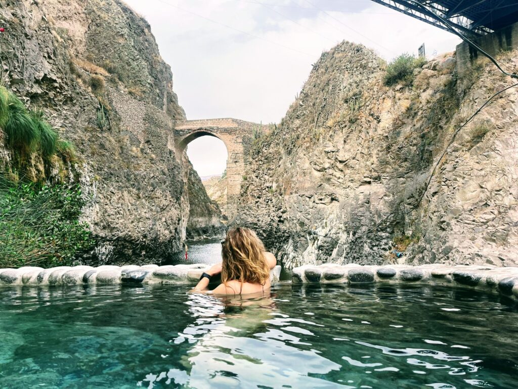 Karštos versmės La Calera prie Čivajaus – termalinis vanduo Kolkos kanjone