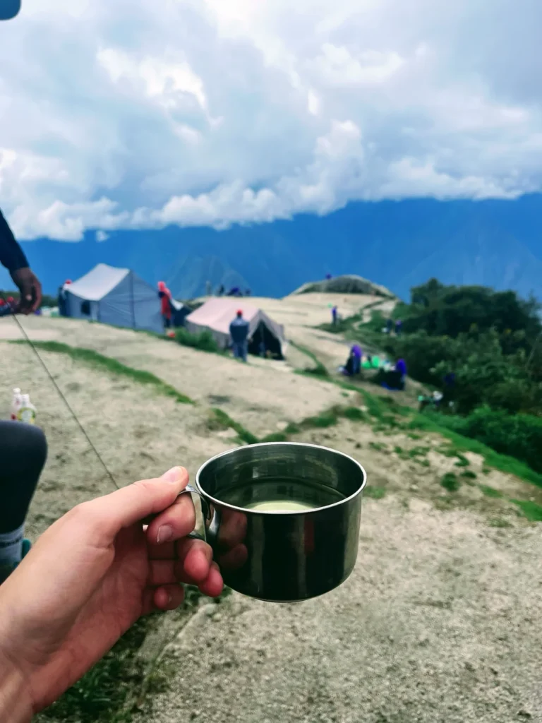 Keliautoja geria vandenį aukštyje Peru kalnuose