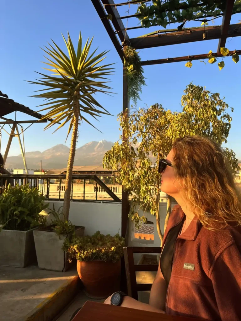 Arequipa baltasis miestas su Misti ugnikalniu fone – vaizdas nuo stogo terasos