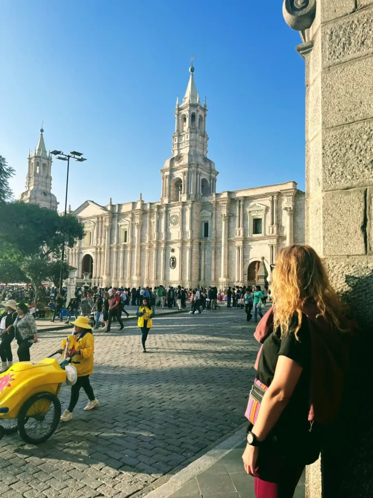 Arequipa Plaza de Armas aikštė su katedra ir Misti ugnikalniu fone