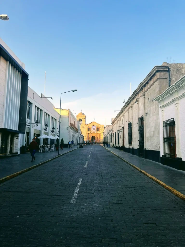 Balti sillar vulkaninio akmens pastatai Arequipos UNESCO senamiestyje