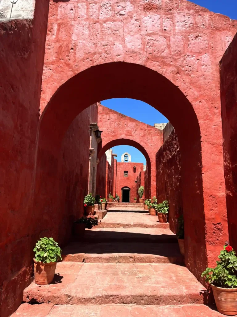 Spalvingos Santa Katalinos vienuolyno gatvės Arequipoje – mėlyni ir oranžiniai sienų atspalviai