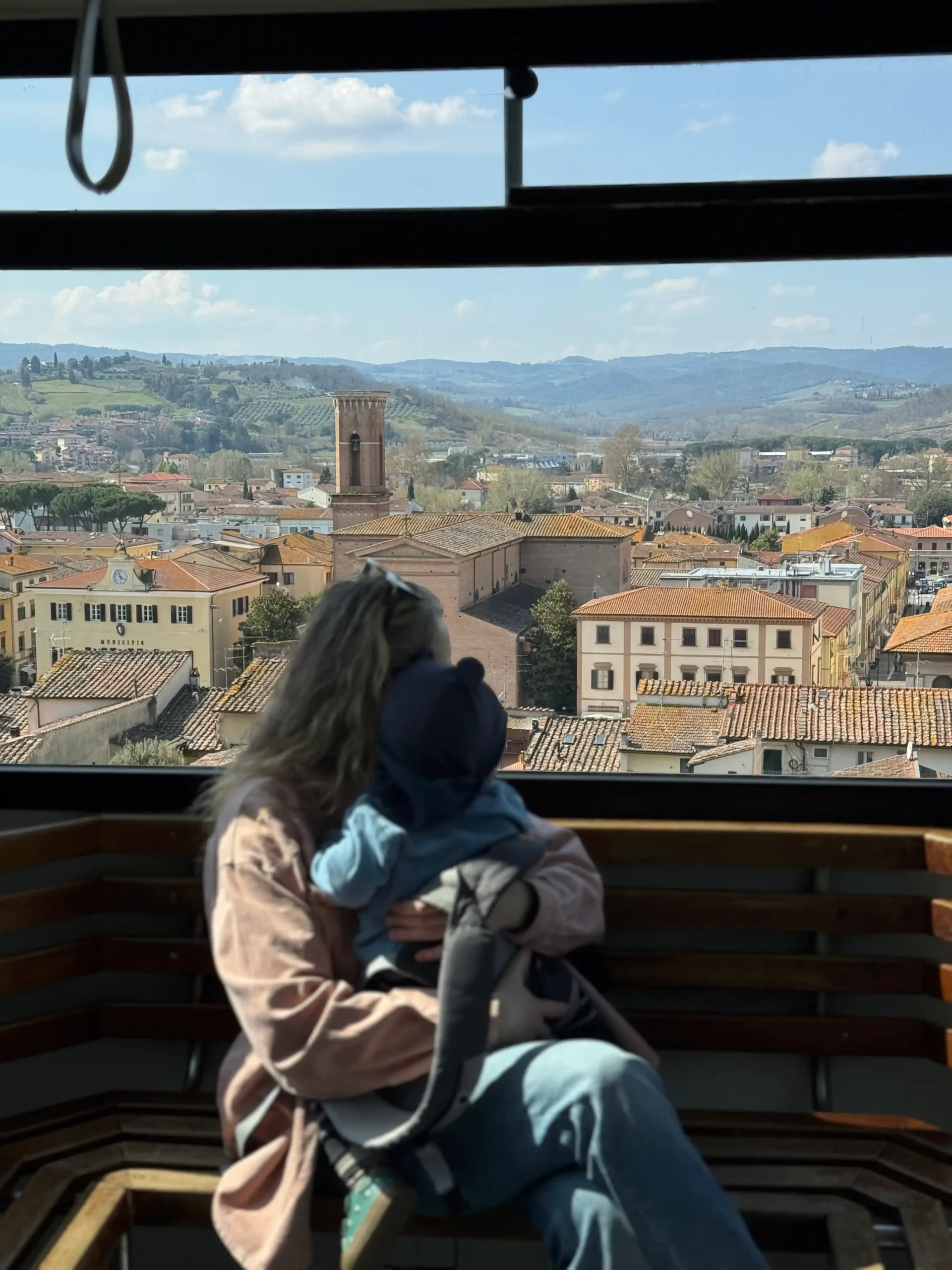 Toskana su kūdikiu: 4 naktys Chianti regione (patirtis 2026) Certaldo funiculare — mama su vaiku važiuoja į viduramžių miestelį ant kalvos