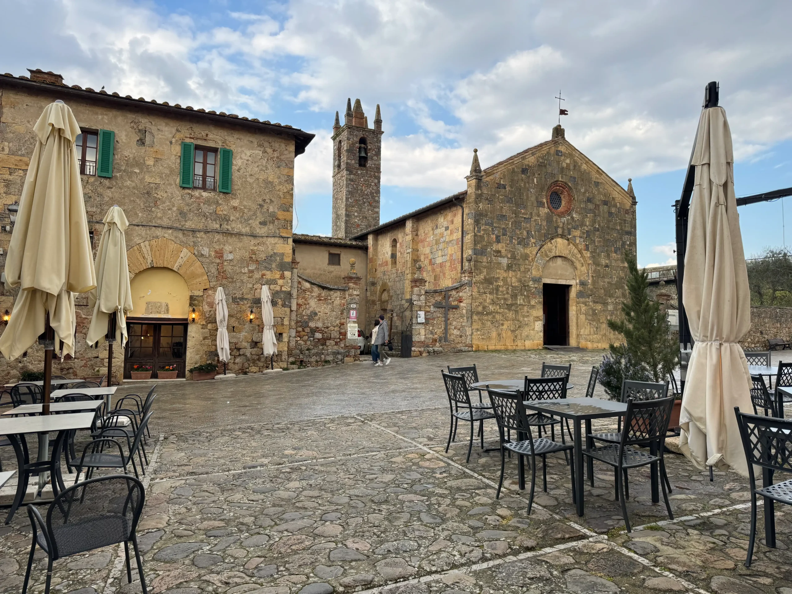 Toskana su kūdikiu: 4 naktys Chianti regione (patirtis 2026) Monteriggioni Piazza — viduramžių aikštė su bažnyčia, Toskana su šeima