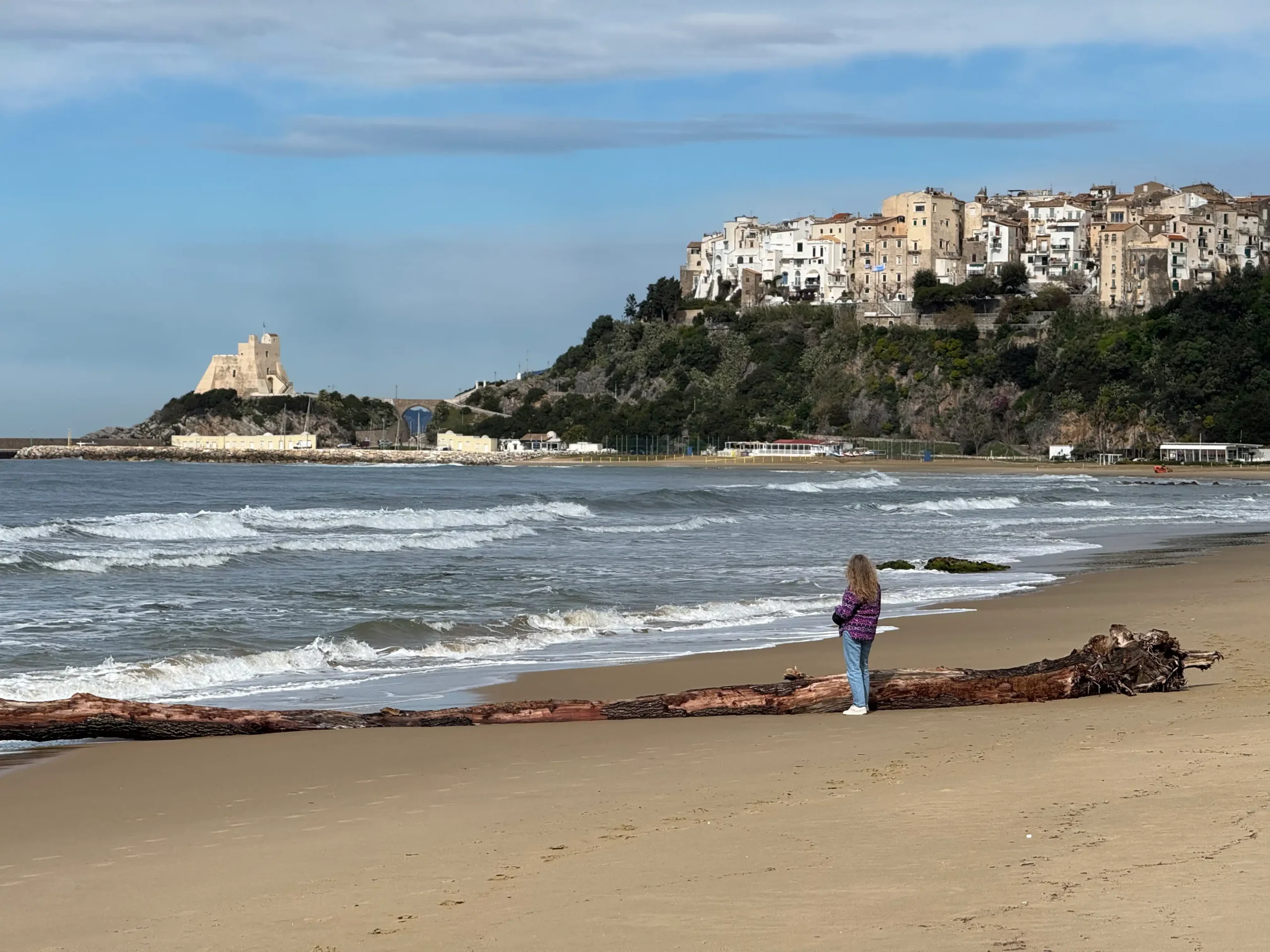 Sperlonga su kūdikiu 2026: baltas miestelis, seklus vanduo ir 4 dienos, kurių mums reikėjo