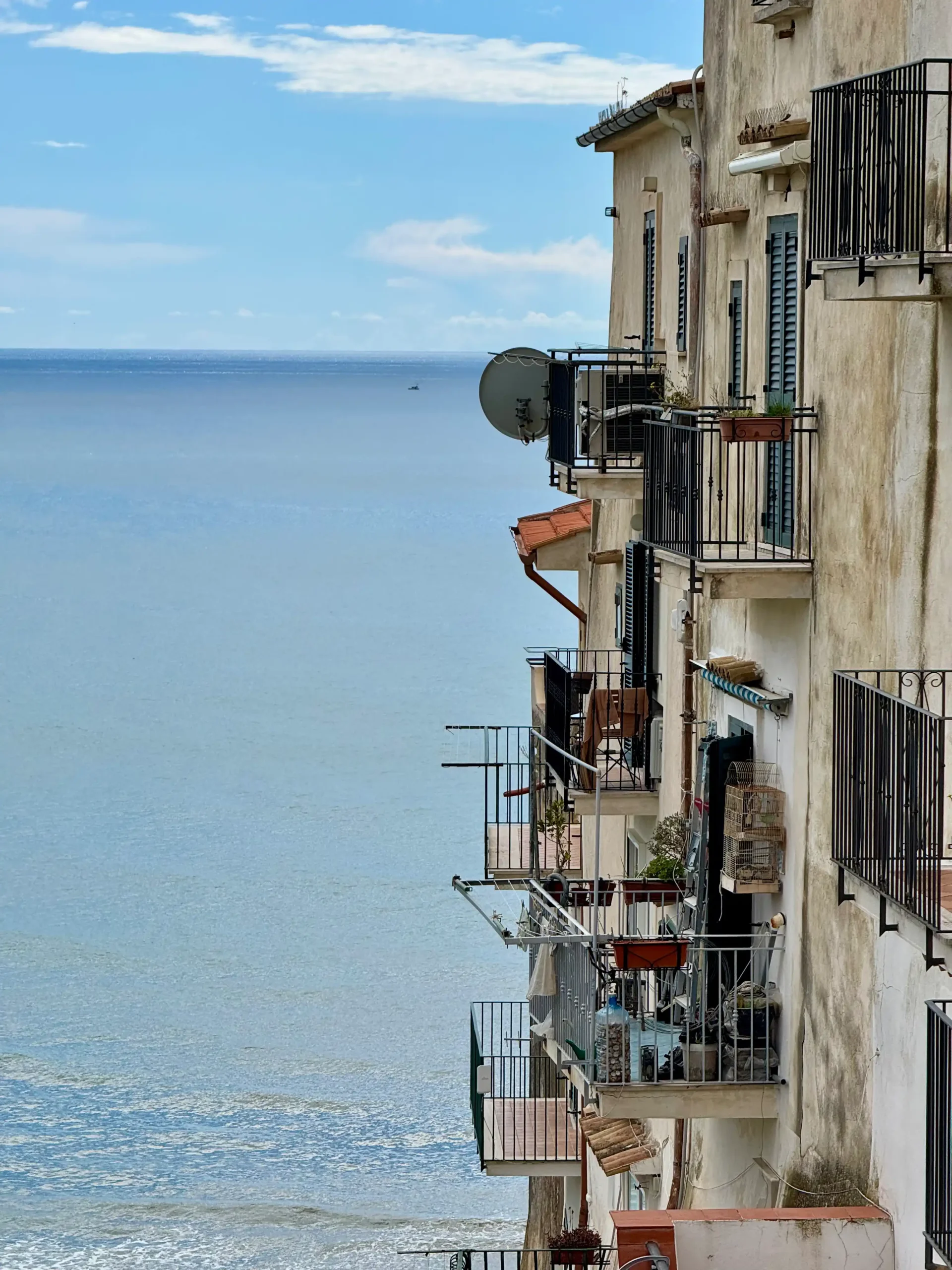 Sperlonga senojo miestelio balkonai virš jūros — gyvenamieji namai ant skardžio krašto su Tirėnų jūros panorama
