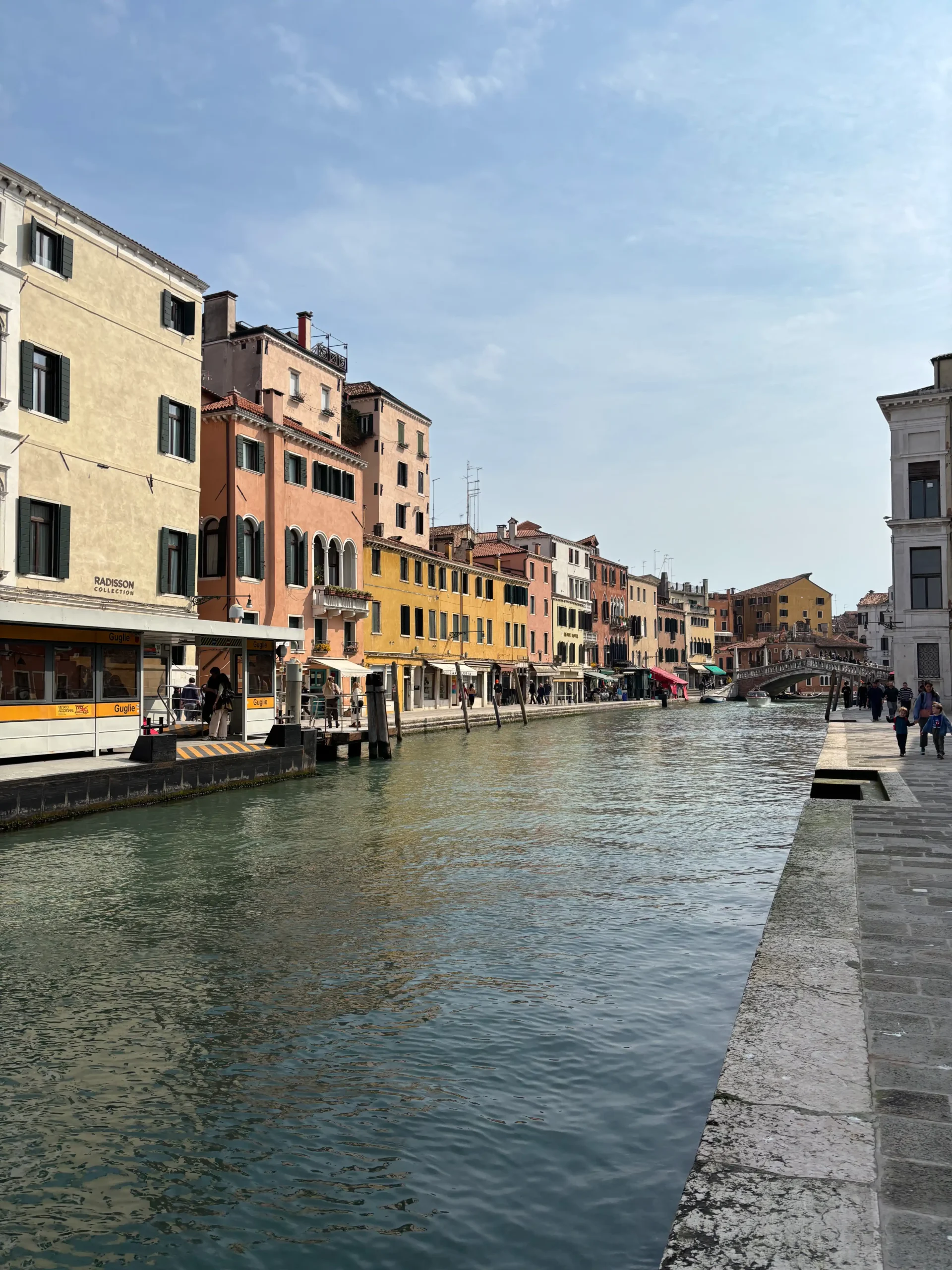 Venecijos Cannaregio rajonas su Guglie vaporetto stotelė ir spalvingais namais kanalo pakrantėje