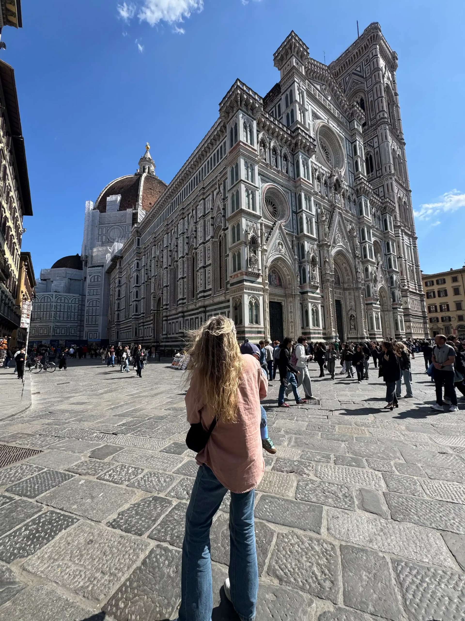 Toskana su kūdikiu: 4 naktys Chianti regione (patirtis 2026) Florencijos katedros (Santa Maria del Fiore) marmurinis fasadas su žaliais, baltais ir rausvais raštais, mėlyname danguje