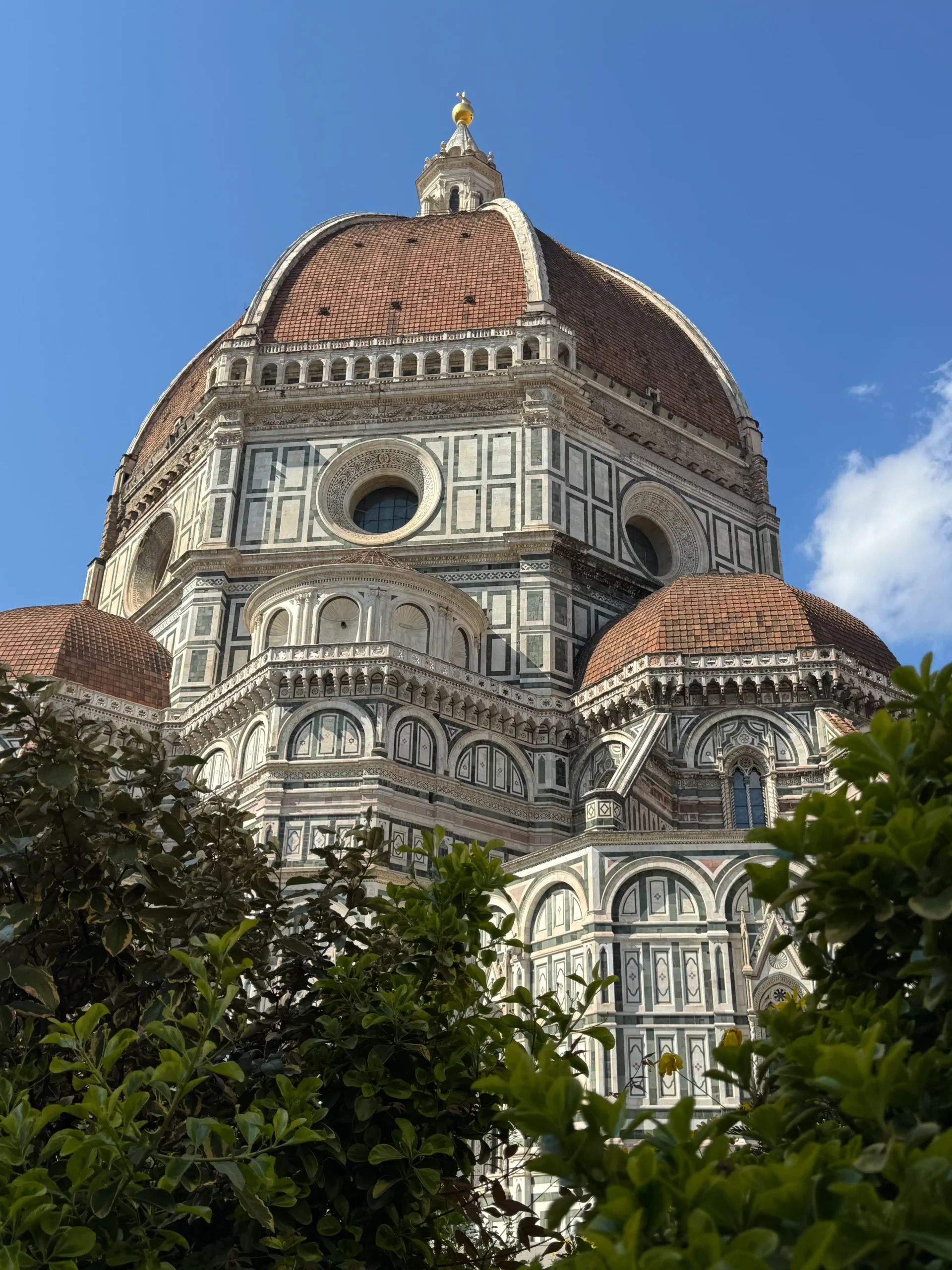 Toskana su kūdikiu: 4 naktys Chianti regione (patirtis 2026) Brunelleschi kupolas iš apačios – Florencijos katedros terakotinis kupolas virš žalių medžių