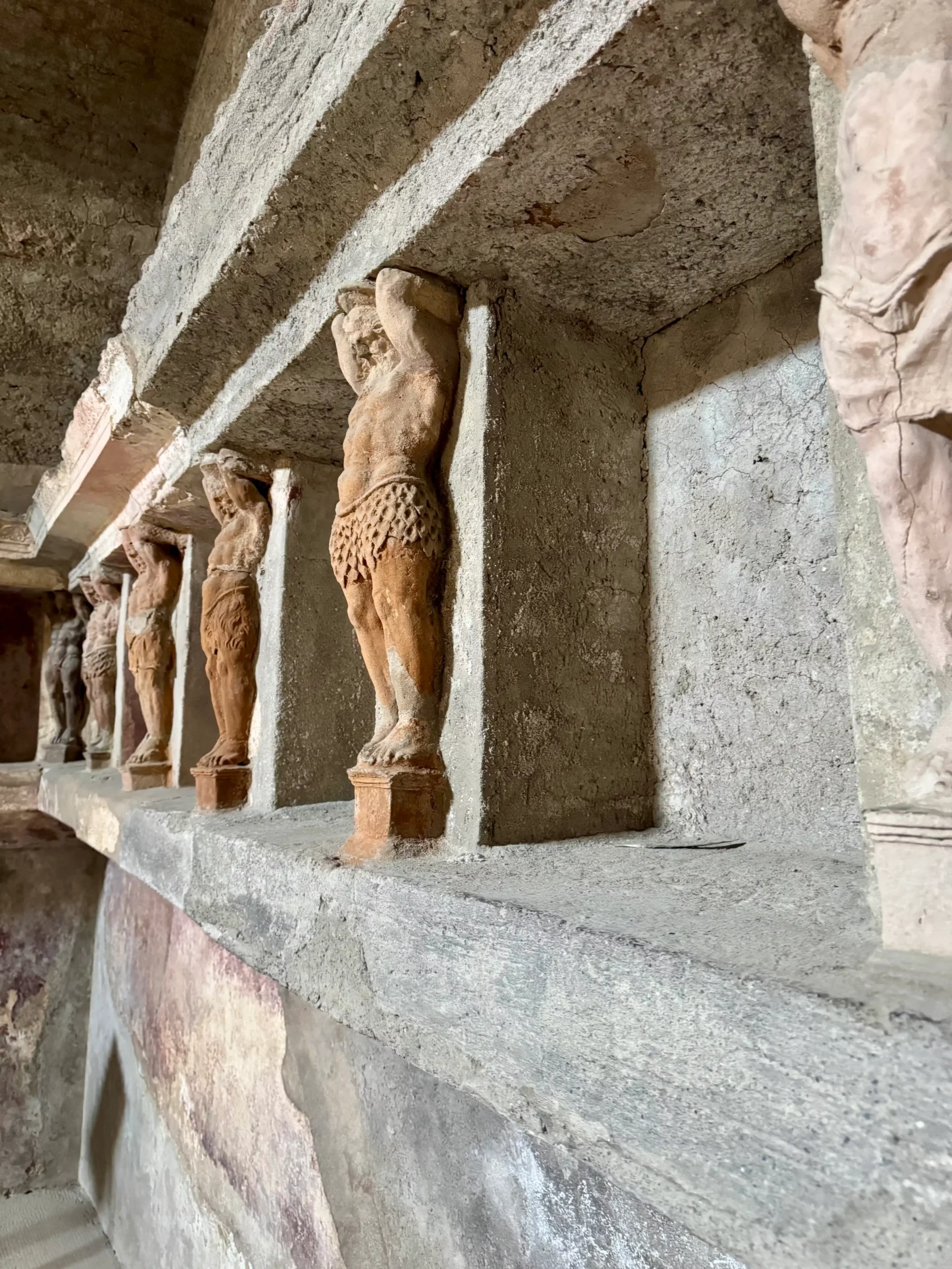 Atlantai – terakotinės vyrų figūros, laikančios lubas Pompėjos termų nišose