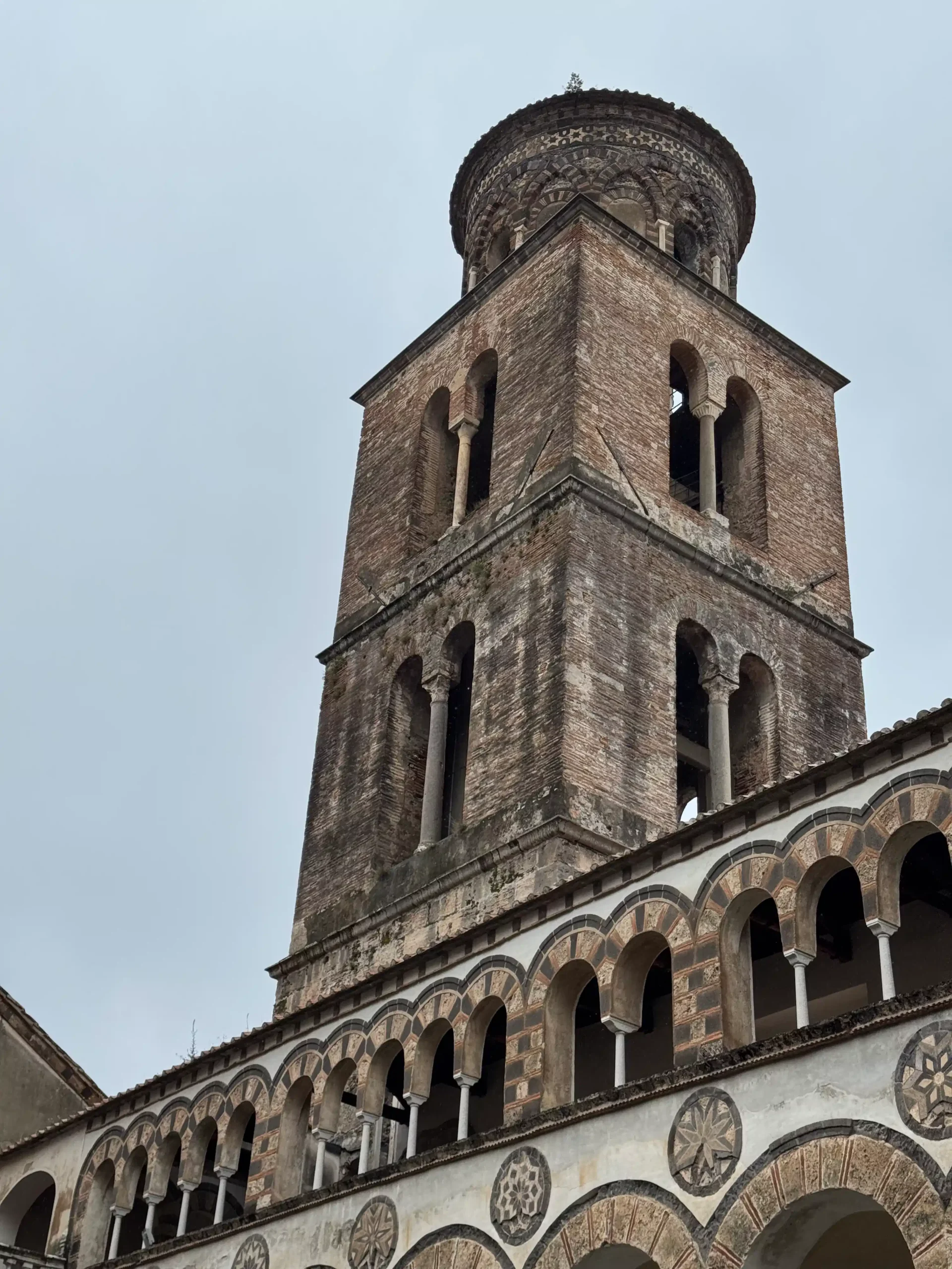 Salernitano katedros romaninė-arabo stiliaus varpinė su apskrita dekoruota kupolo viršūne ir arkų galerija žemiau