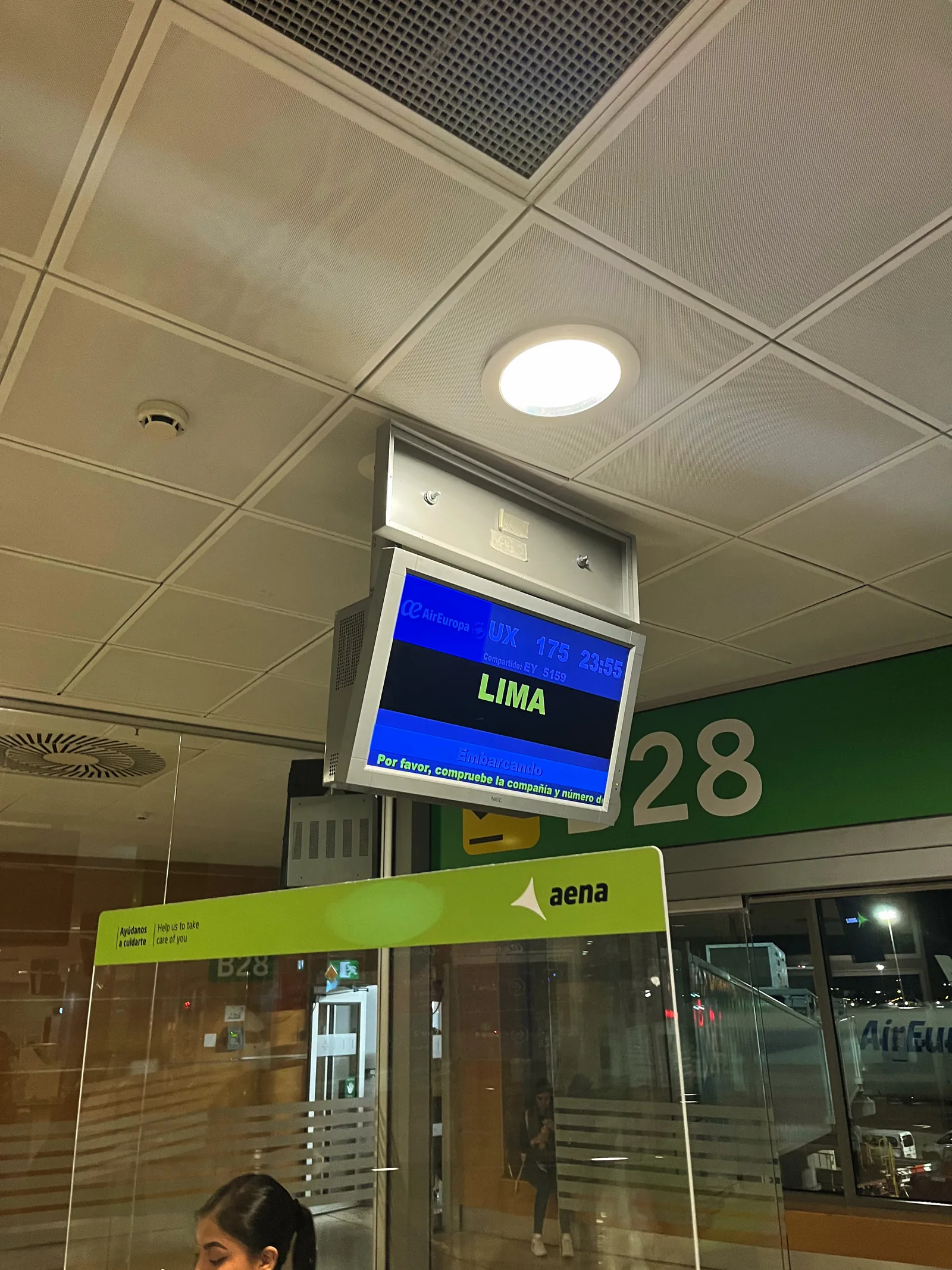 Oro uosto vartų B28 ekranas su AirEuropa skrydžiu UX 175 į Limą, 23:55