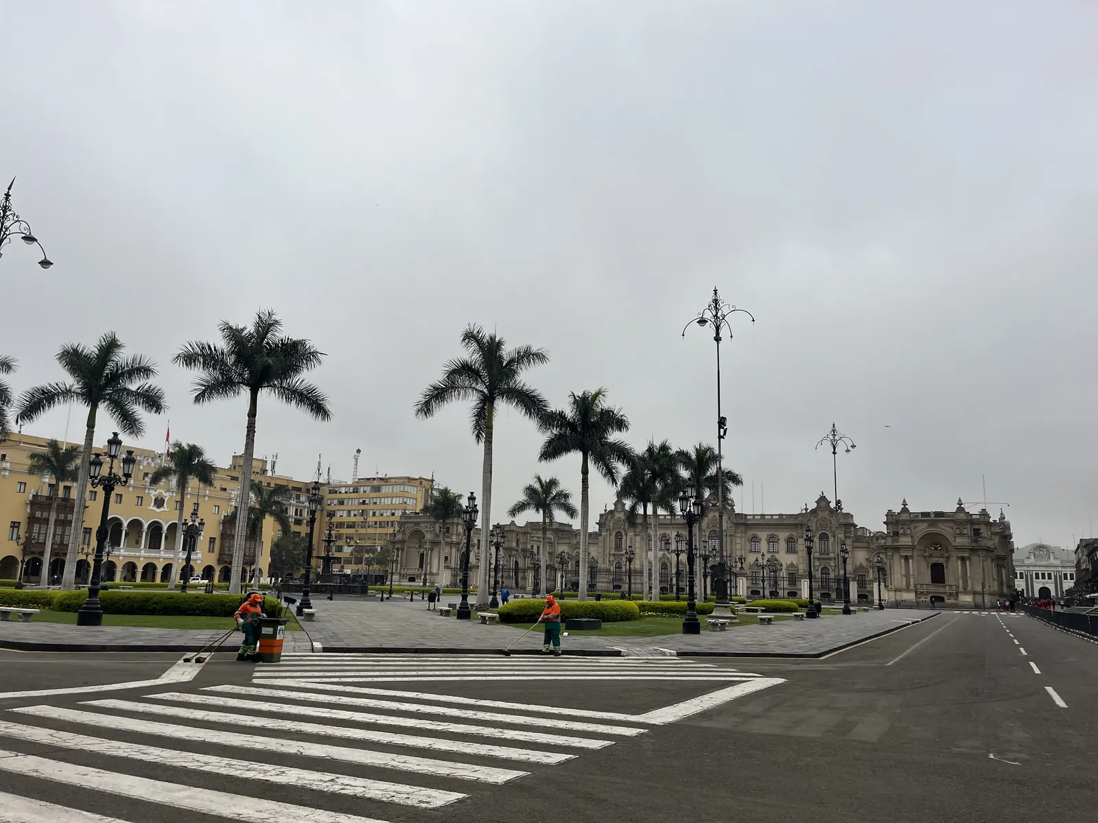 Tuščia Limos Plaza Mayor aikštė apsiniaukusį rytą su palmėmis ir katedra