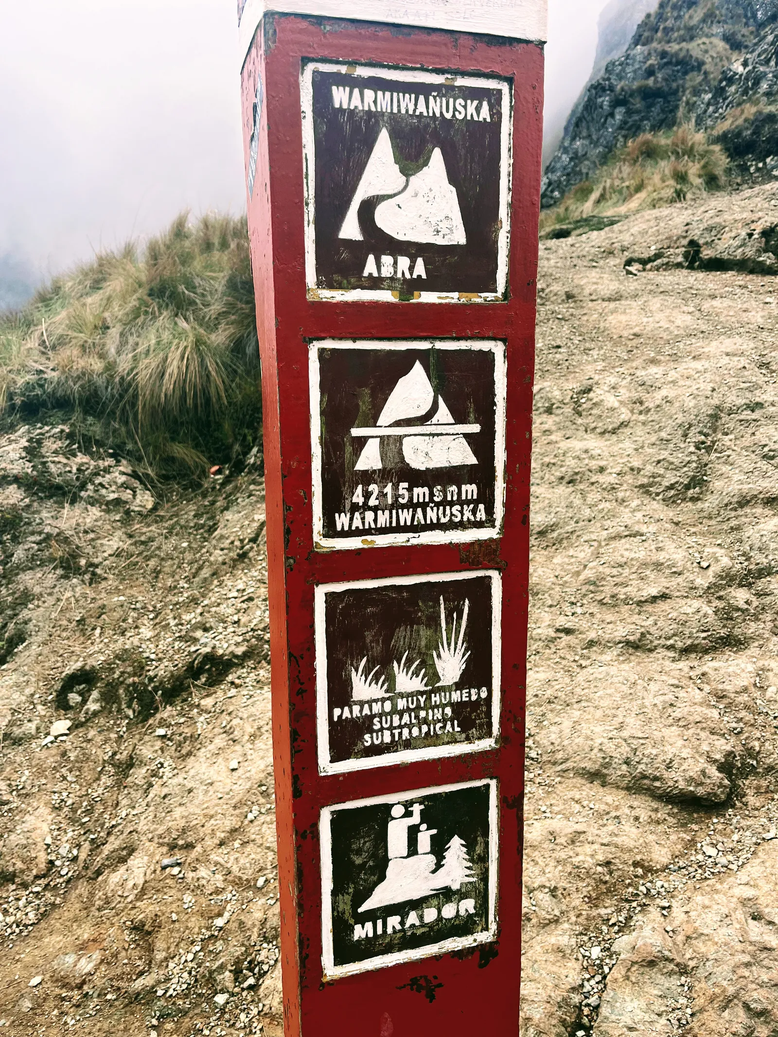 Warmiwañuska (Mirusios moters perėjos) ženklas, žymintis 4215 m aukštį Inkų take