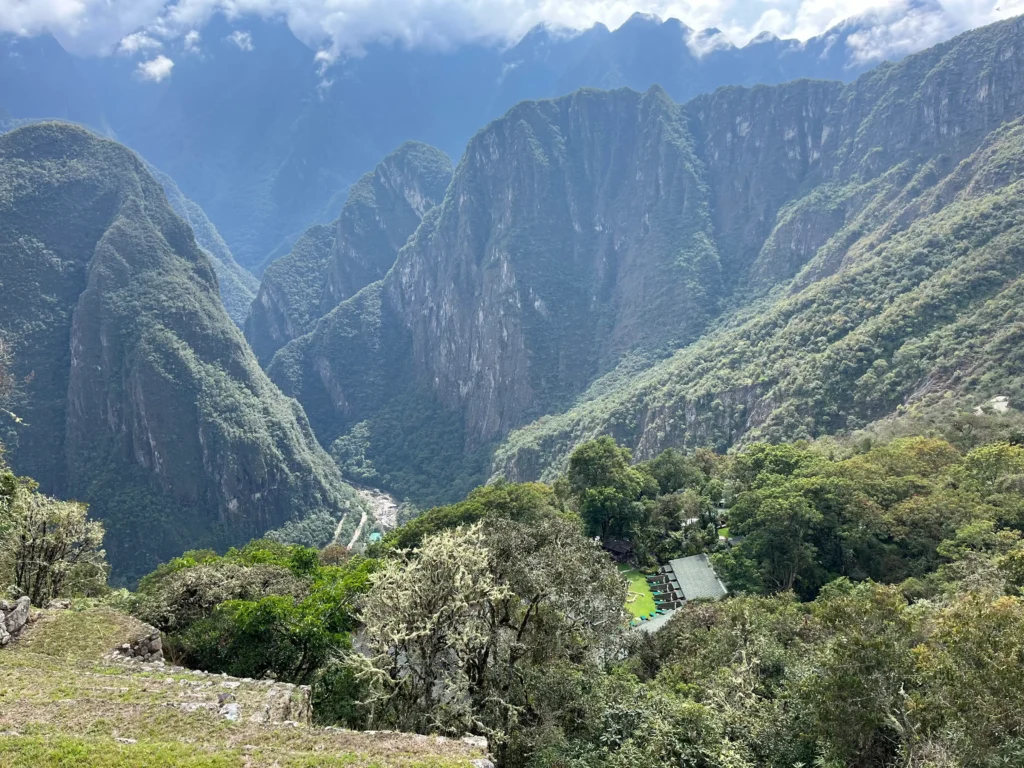 Inca Trail alternatyvos: kaip pasiekti Maču Pikču be leidimų loterijos Žaliuojantys Andų kalnai ir Urubambos slėnis su Aguas Calientes miesteliu po Maču Pikču