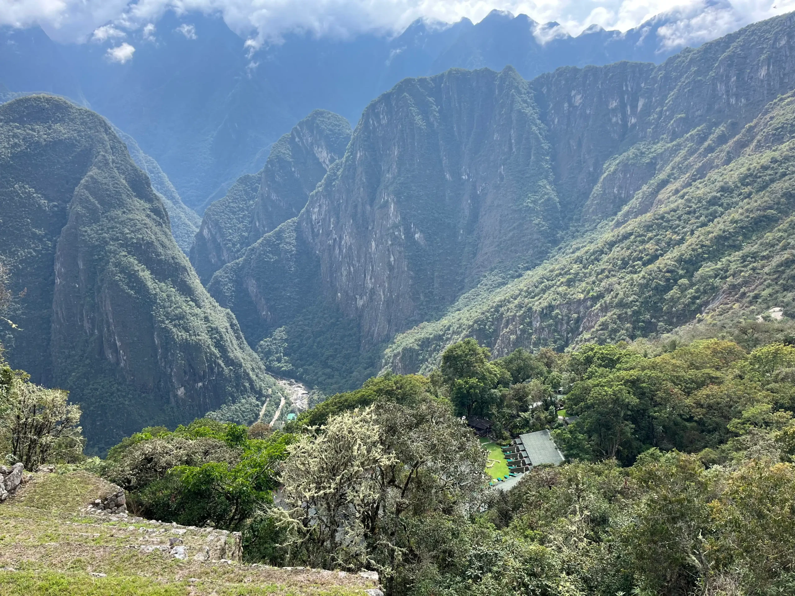 Žaliuojantys Anų kalnai ir Urubambos slėnis su Aguas Calientes miesteliu po Maču Pikču