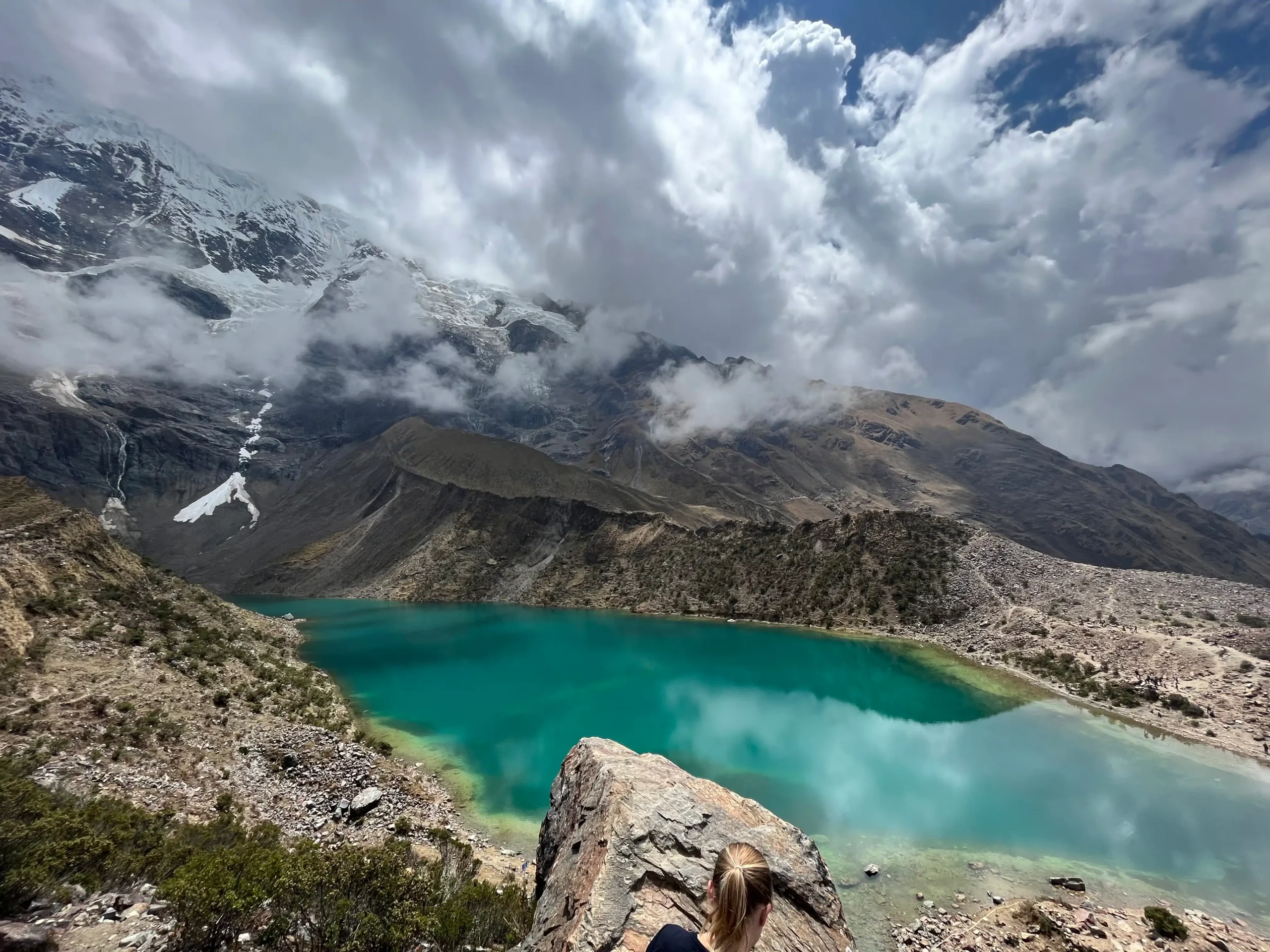 Tirkšpalvis Laguna Humantay ežeras po apsnigtu Salkantay kalnu Peru Anduose
