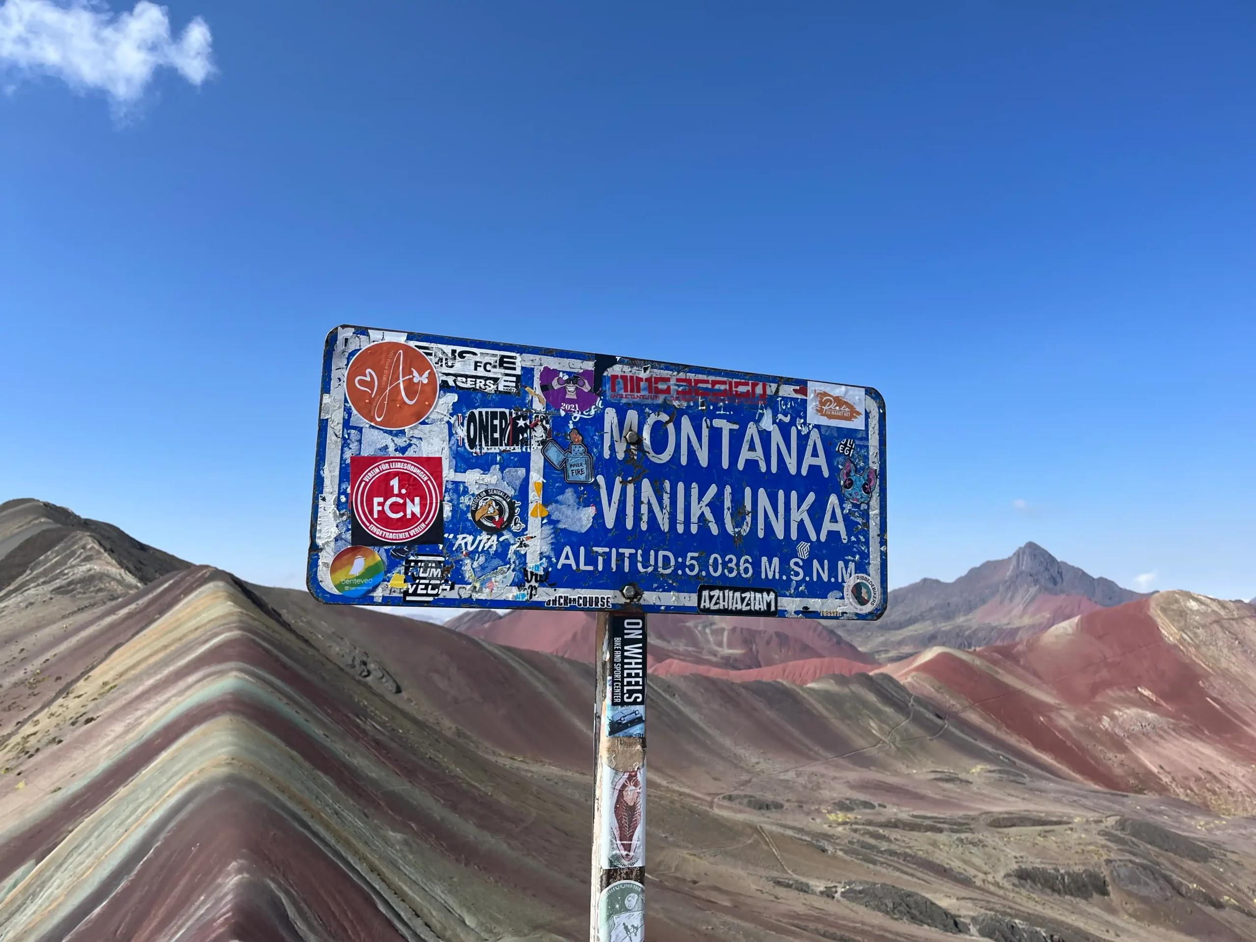 Kelio ženklas „Montaña Vinicunca, altitud 5036 m" prie spalvotojo Vaivorykštės kalno Peru