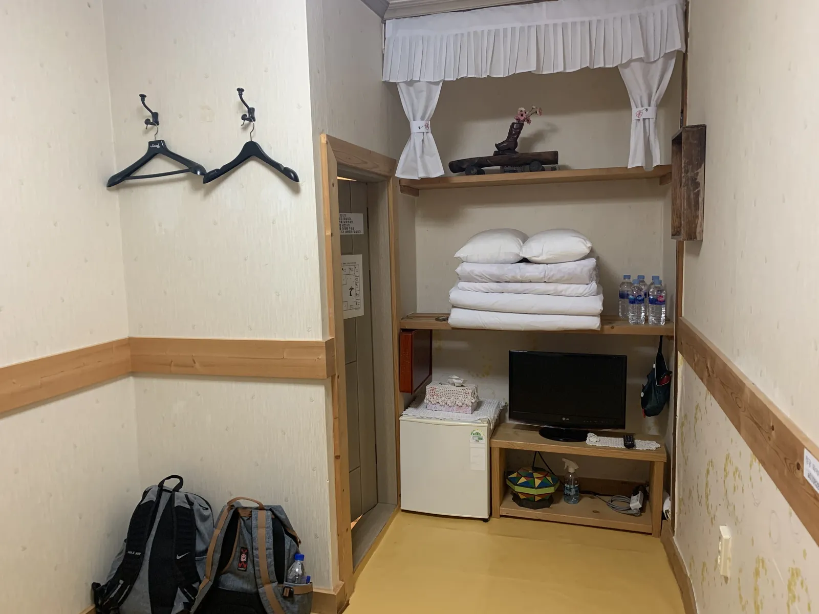 Hanok svečių namų kambarys Pietų Korėjoje su sukrauta patalyne