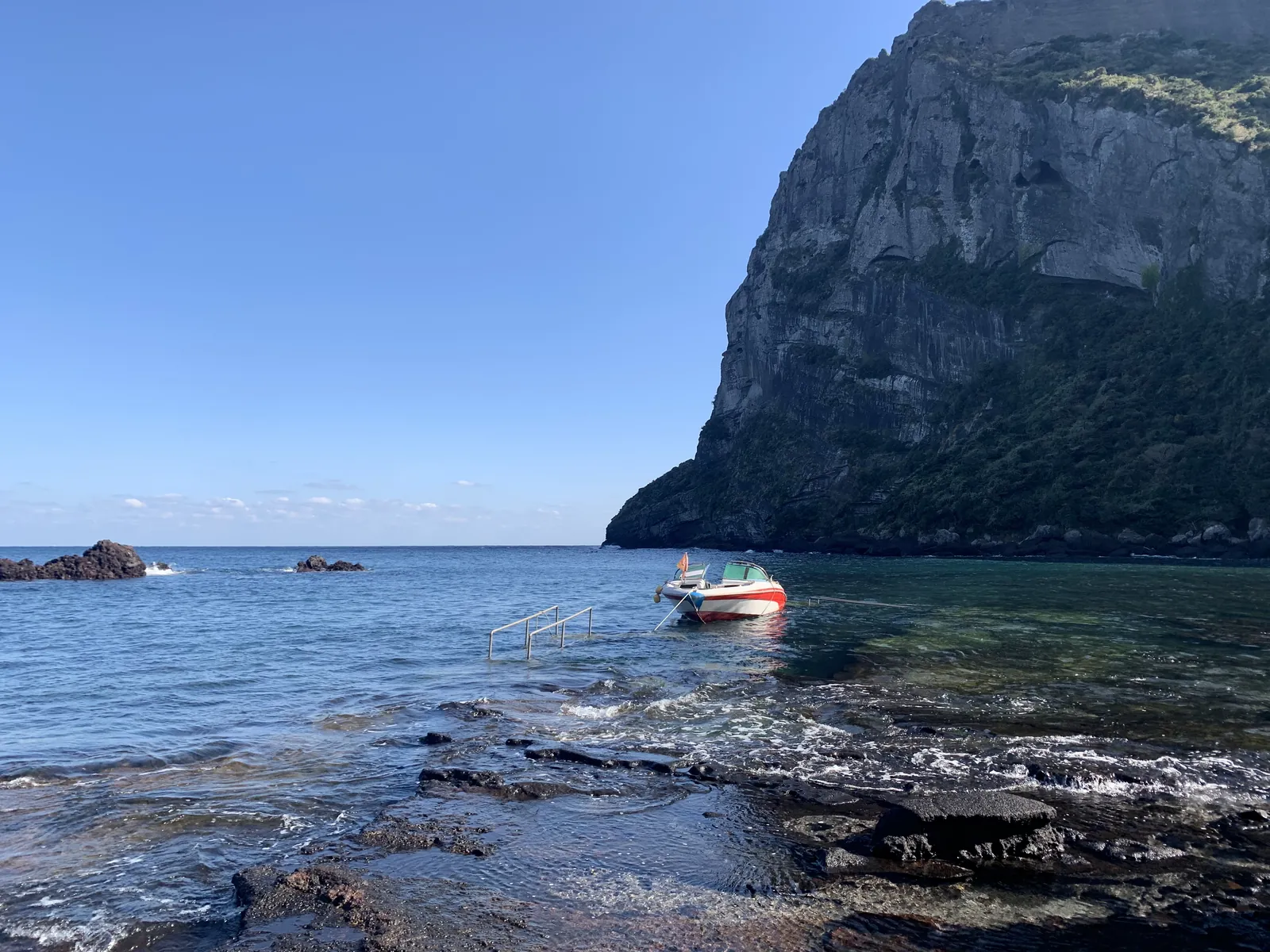 Jeju's Women Divers: Where to See Them Seongsan Ilchulbong uola, žvejo valtis ir uolėta bazalto pakrantė Jeju saloje