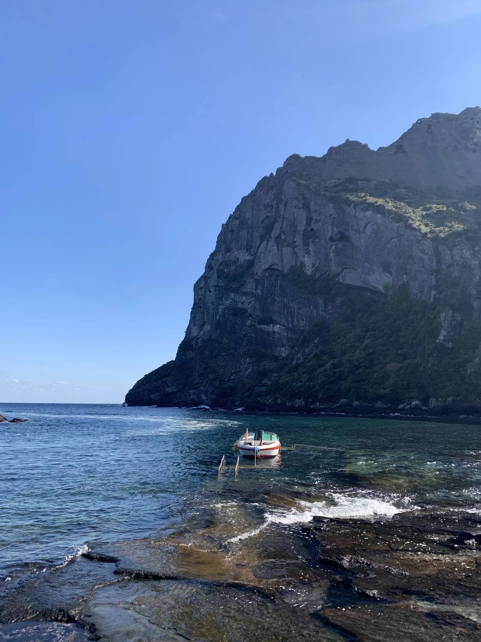 Seongsan Ilchulbong uola ir turkio spalvos jūra prie Jeju kranto